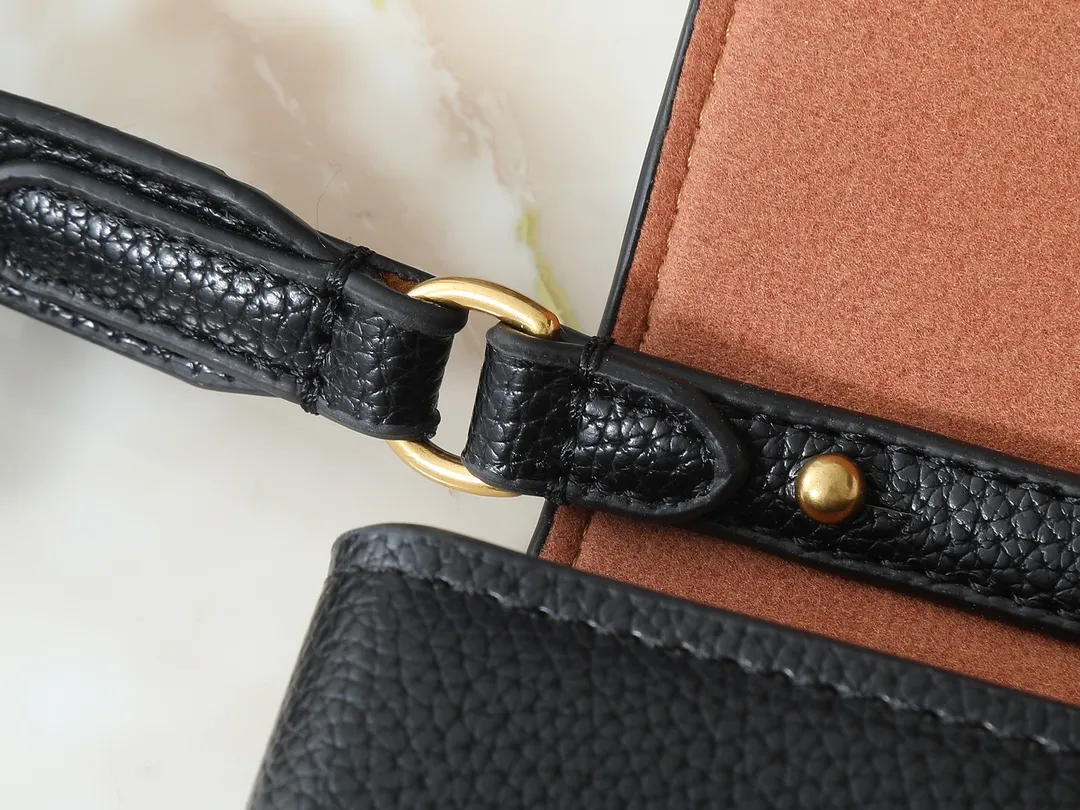 💰220💰Upgraded from the original M12147, this Wallet On Chain handbag is made of soft cow leather, adding functionality to the Low Key series. The removable zipper bag is cut from Monogram canvas, demonstrating the brand's exquisite craftsmanship. The creative LV lock design ensures safe placement of valuables. Dimensions: 22.0 x 13.0 x 3.5 cm (length x height x width)