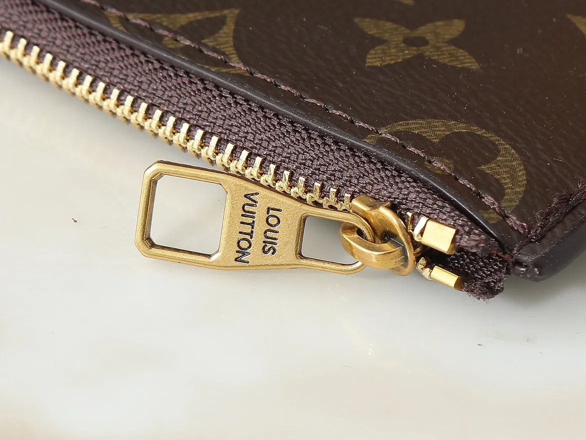 💰220💰Upgraded from the original M12147, this Wallet On Chain handbag is made of soft cow leather, adding functionality to the Low Key series. The removable zipper bag is cut from Monogram canvas, demonstrating the brand's exquisite craftsmanship. The creative LV lock design ensures safe placement of valuables. Dimensions: 22.0 x 13.0 x 3.5 cm (length x height x width)