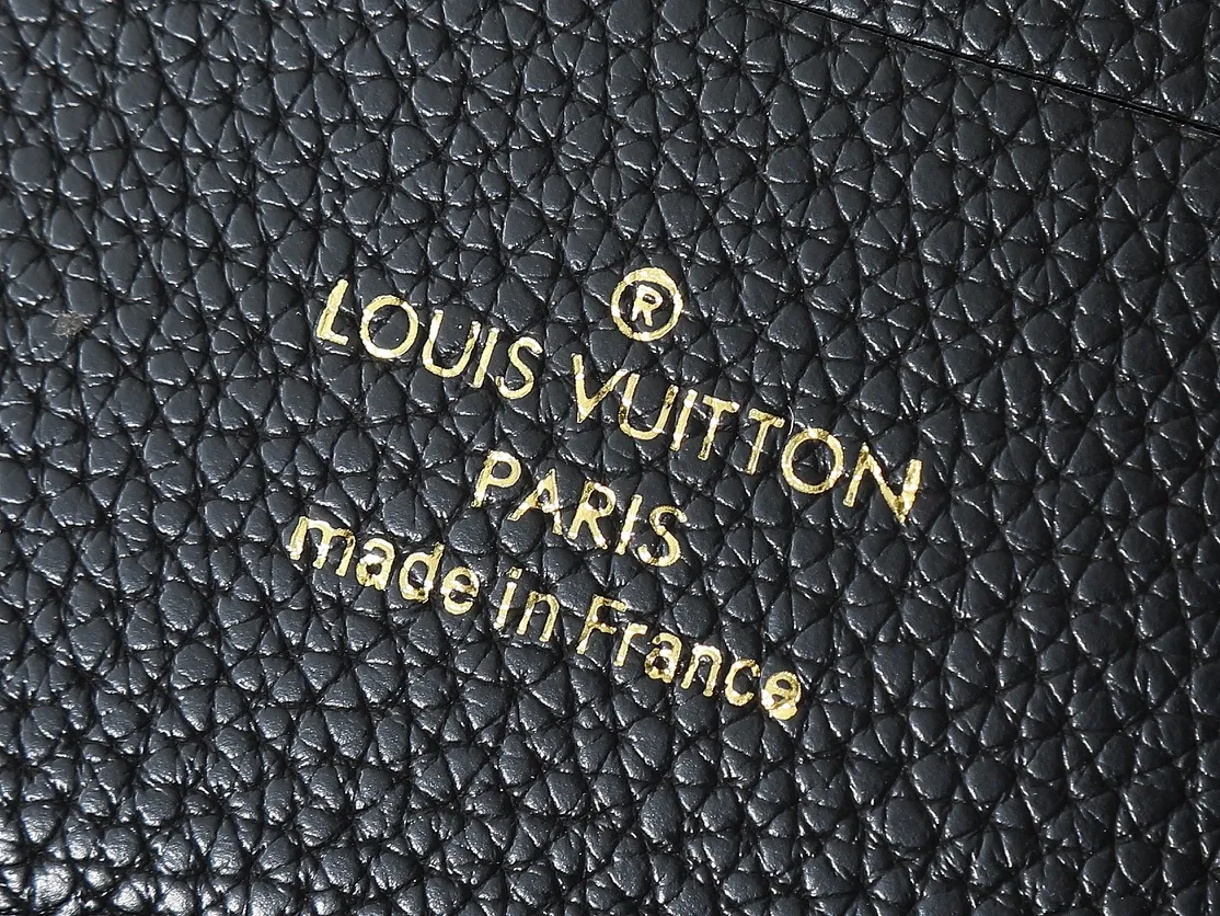 💰220💰Upgraded from the original M12147, this Wallet On Chain handbag is made of soft cow leather, adding functionality to the Low Key series. The removable zipper bag is cut from Monogram canvas, demonstrating the brand's exquisite craftsmanship. The creative LV lock design ensures safe placement of valuables. Dimensions: 22.0 x 13.0 x 3.5 cm (length x height x width)