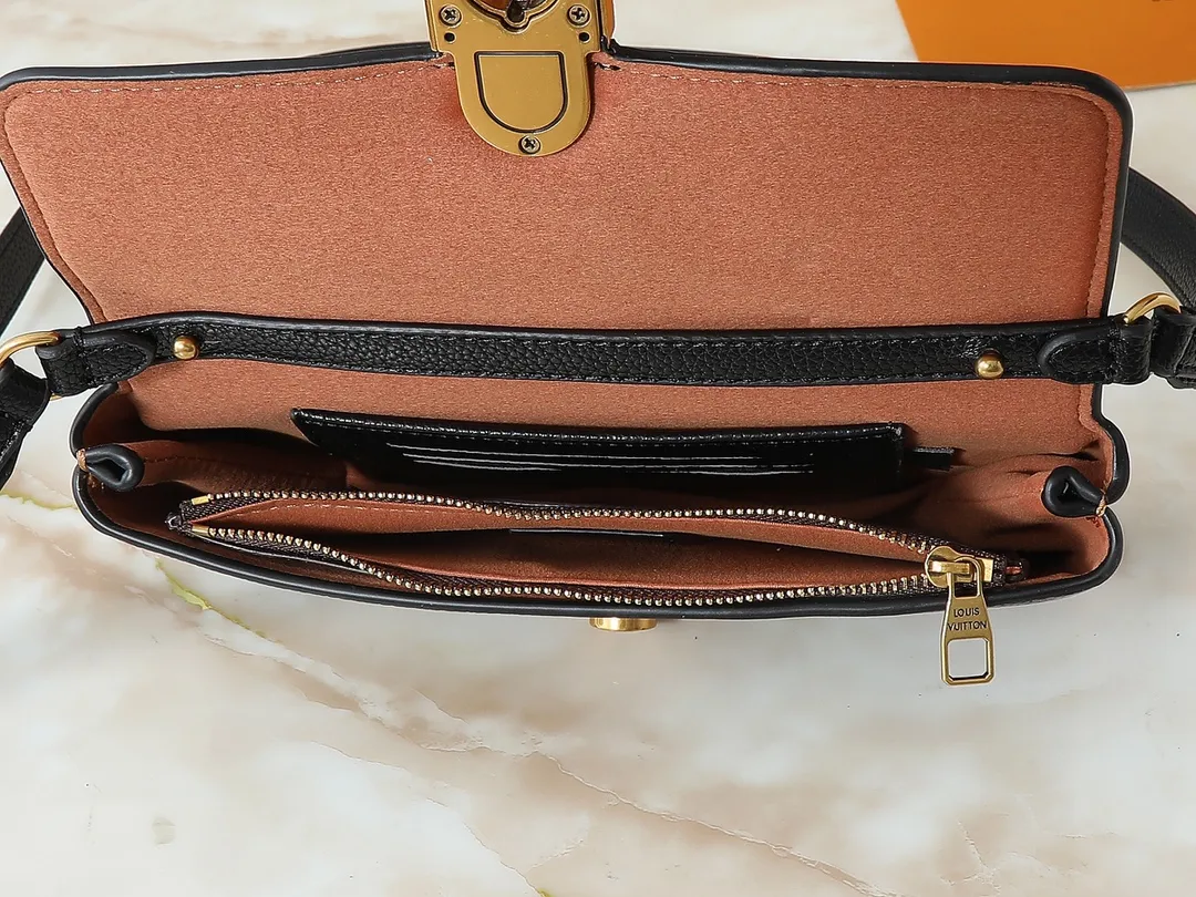 💰220💰Upgraded from the original M12147, this Wallet On Chain handbag is made of soft cow leather, adding functionality to the Low Key series. The removable zipper bag is cut from Monogram canvas, demonstrating the brand's exquisite craftsmanship. The creative LV lock design ensures safe placement of valuables. Dimensions: 22.0 x 13.0 x 3.5 cm (length x height x width)