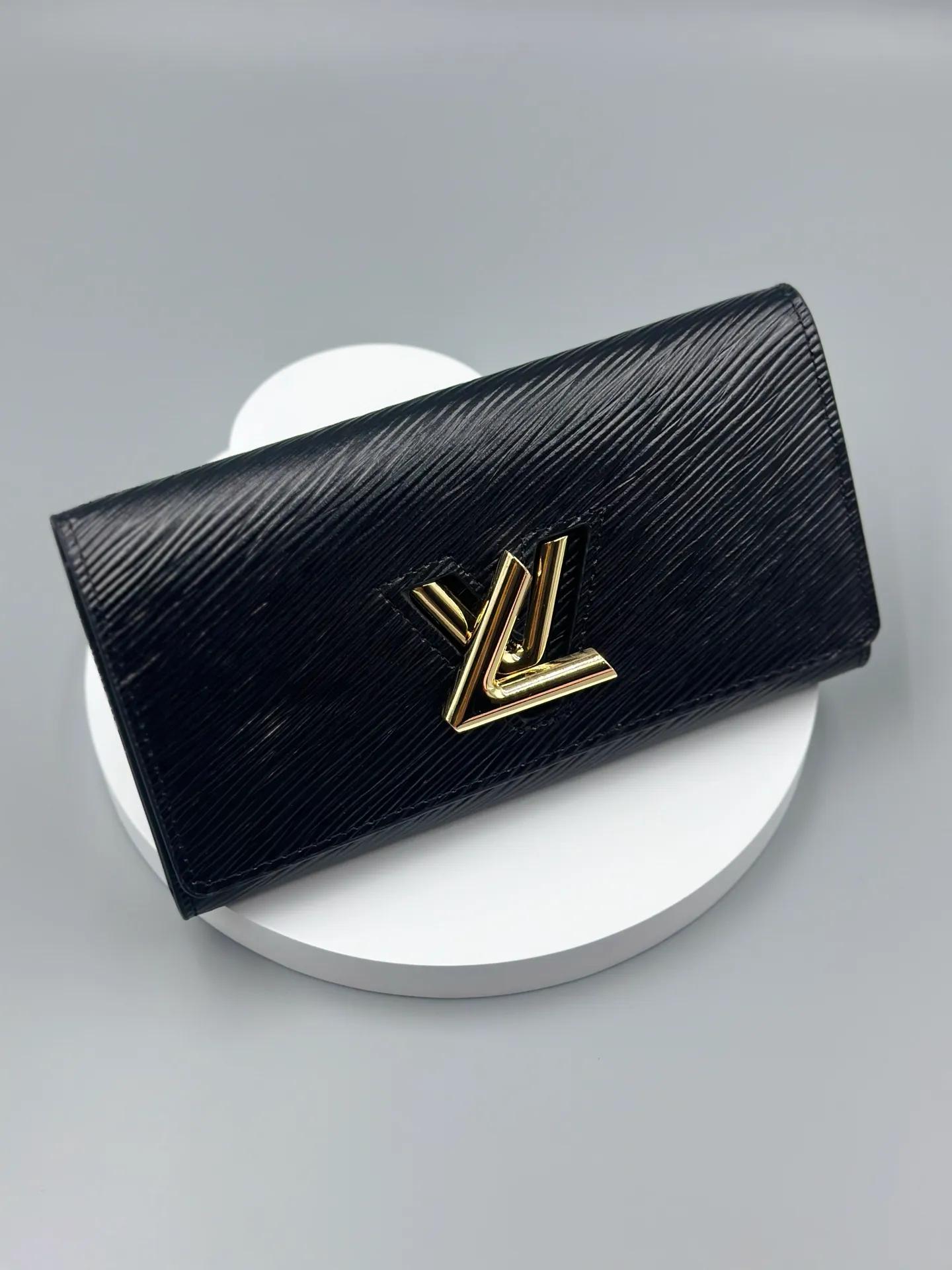 P160 M61179 is made of Epi leather, which combines smart and practical design with a high sense of fashion to create a unique style. The LV Twist wallet adopts a twist lock design, turning the L into a V by crossing your fingers. The multiple pocket design makes this wallet both playful and practical. Dimensions: 19.0x 10.5x 2.5 cm,