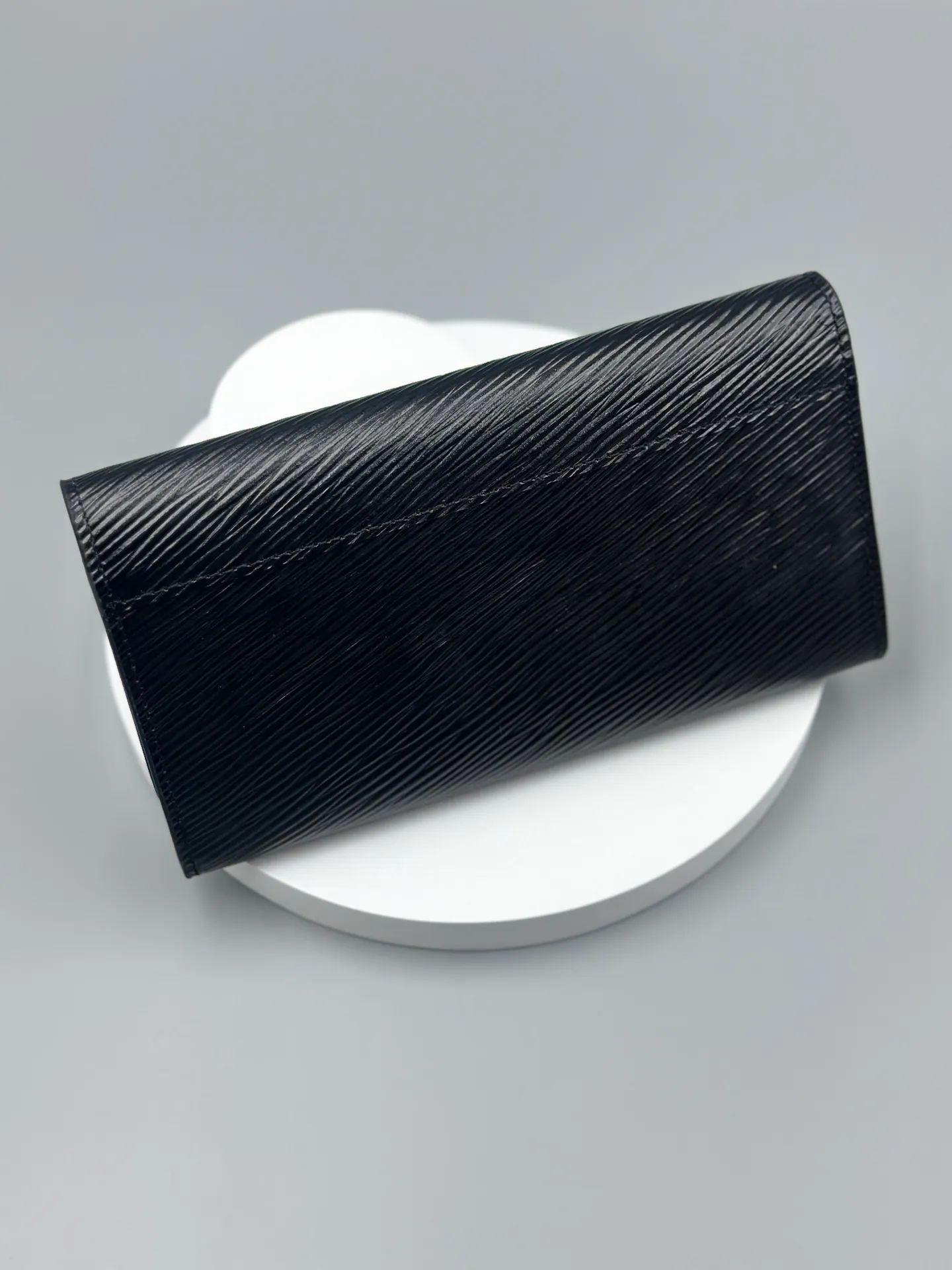 P160 M61179 is made of Epi leather, which combines smart and practical design with a high sense of fashion to create a unique style. The LV Twist wallet adopts a twist lock design, turning the L into a V by crossing your fingers. The multiple pocket design makes this wallet both playful and practical. Dimensions: 19.0x 10.5x 2.5 cm,