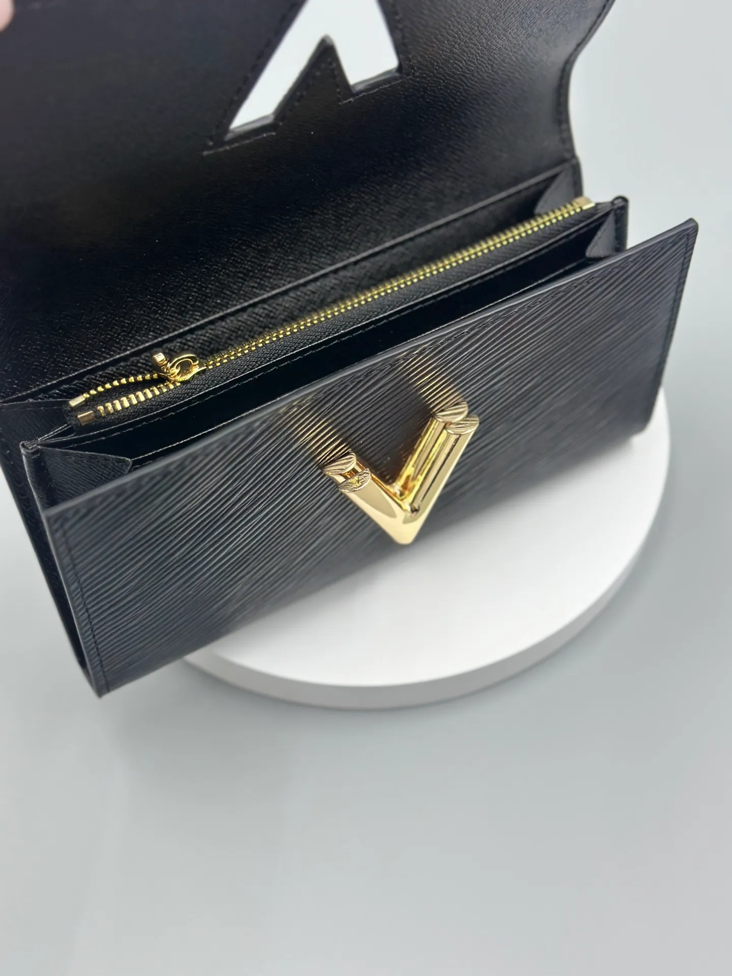 P160 M61179 is made of Epi leather, which combines smart and practical design with a high sense of fashion to create a unique style. The LV Twist wallet adopts a twist lock design, turning the L into a V by crossing your fingers. The multiple pocket design makes this wallet both playful and practical. Dimensions: 19.0x 10.5x 2.5 cm,