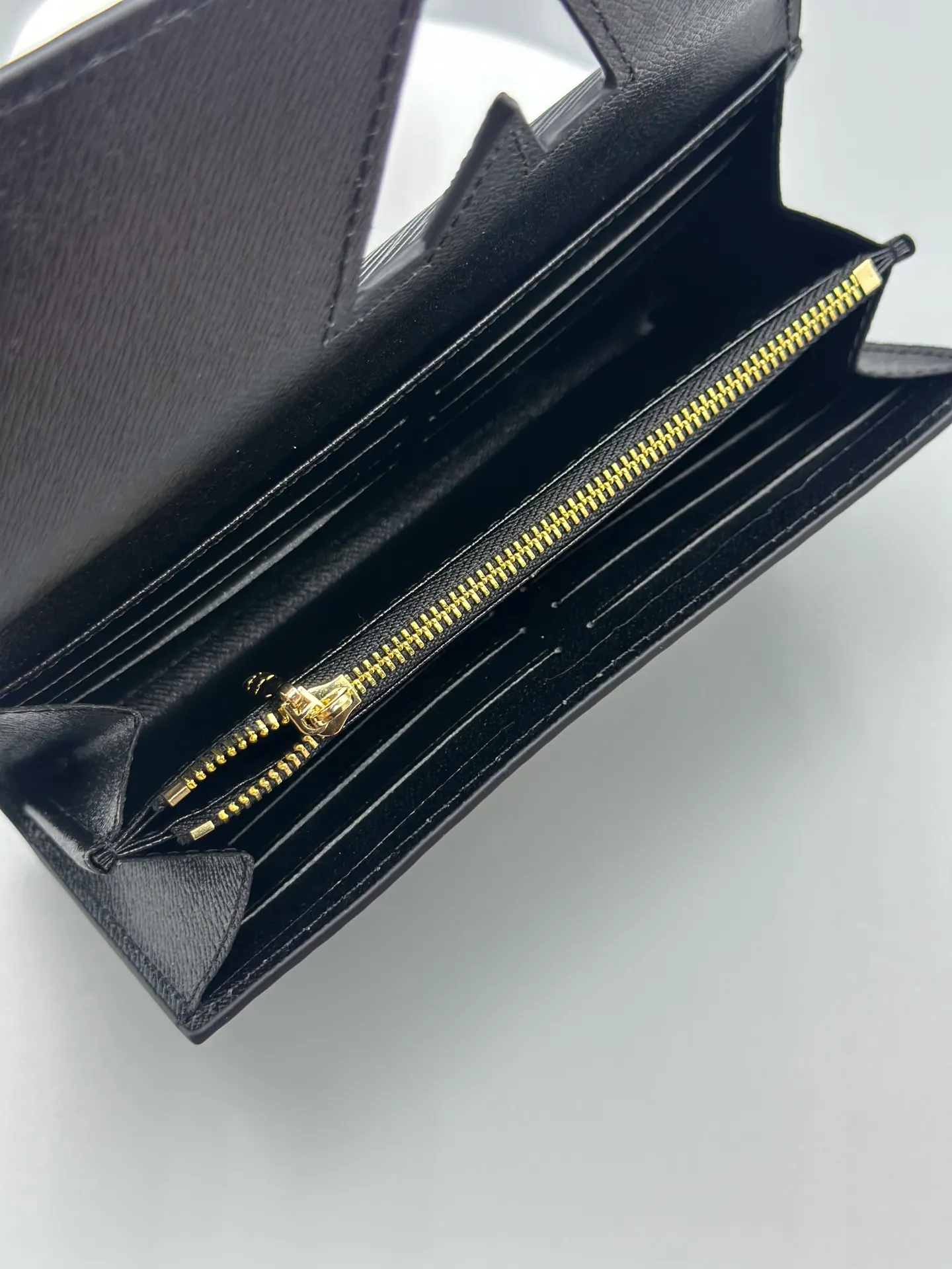 P160 M61179 is made of Epi leather, which combines smart and practical design with a high sense of fashion to create a unique style. The LV Twist wallet adopts a twist lock design, turning the L into a V by crossing your fingers. The multiple pocket design makes this wallet both playful and practical. Dimensions: 19.0x 10.5x 2.5 cm,