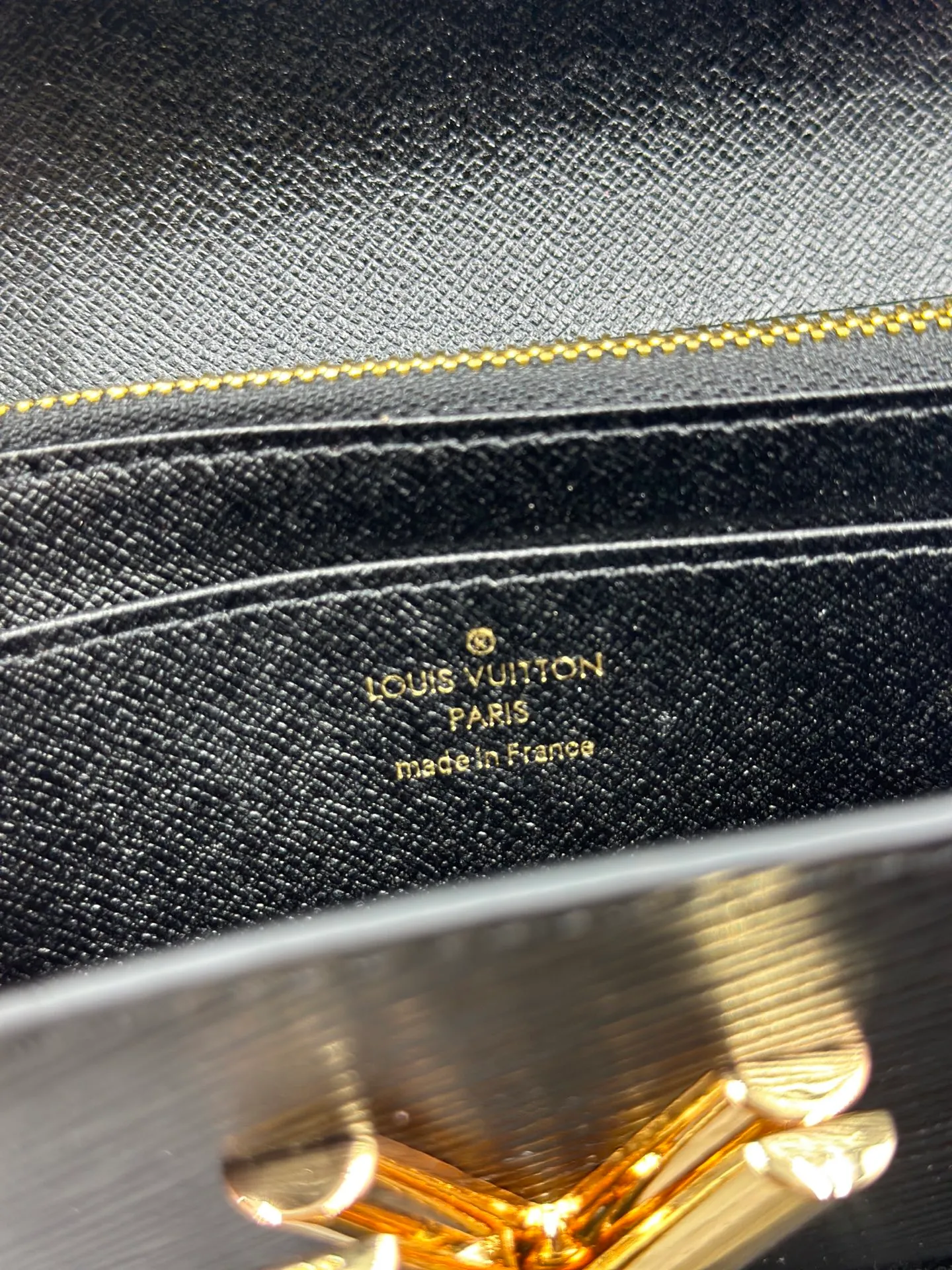 P160 M61179 is made of Epi leather, which combines smart and practical design with a high sense of fashion to create a unique style. The LV Twist wallet adopts a twist lock design, turning the L into a V by crossing your fingers. The multiple pocket design makes this wallet both playful and practical. Dimensions: 19.0x 10.5x 2.5 cm,