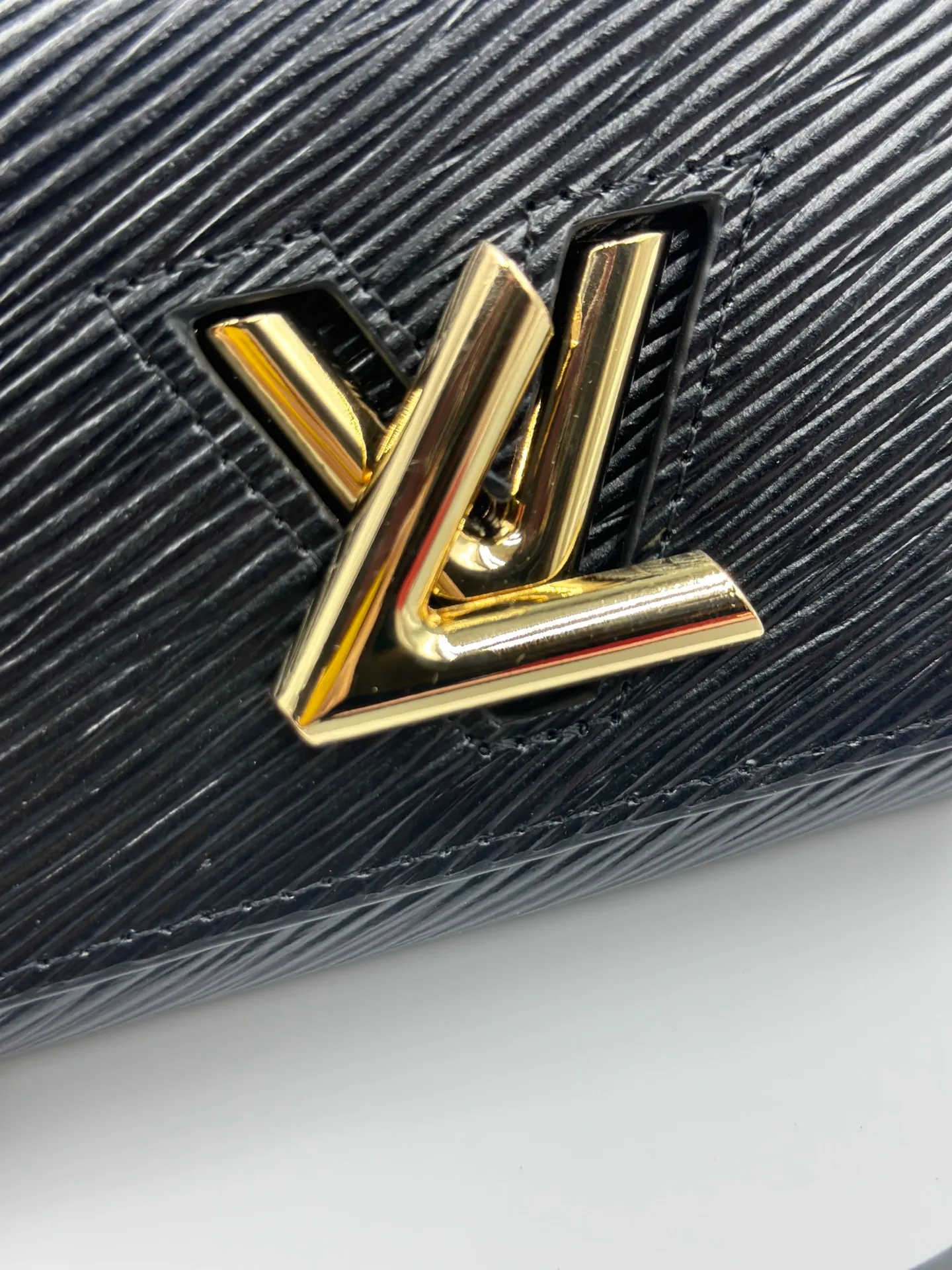 P160 M61179 is made of Epi leather, which combines smart and practical design with a high sense of fashion to create a unique style. The LV Twist wallet adopts a twist lock design, turning the L into a V by crossing your fingers. The multiple pocket design makes this wallet both playful and practical. Dimensions: 19.0x 10.5x 2.5 cm,