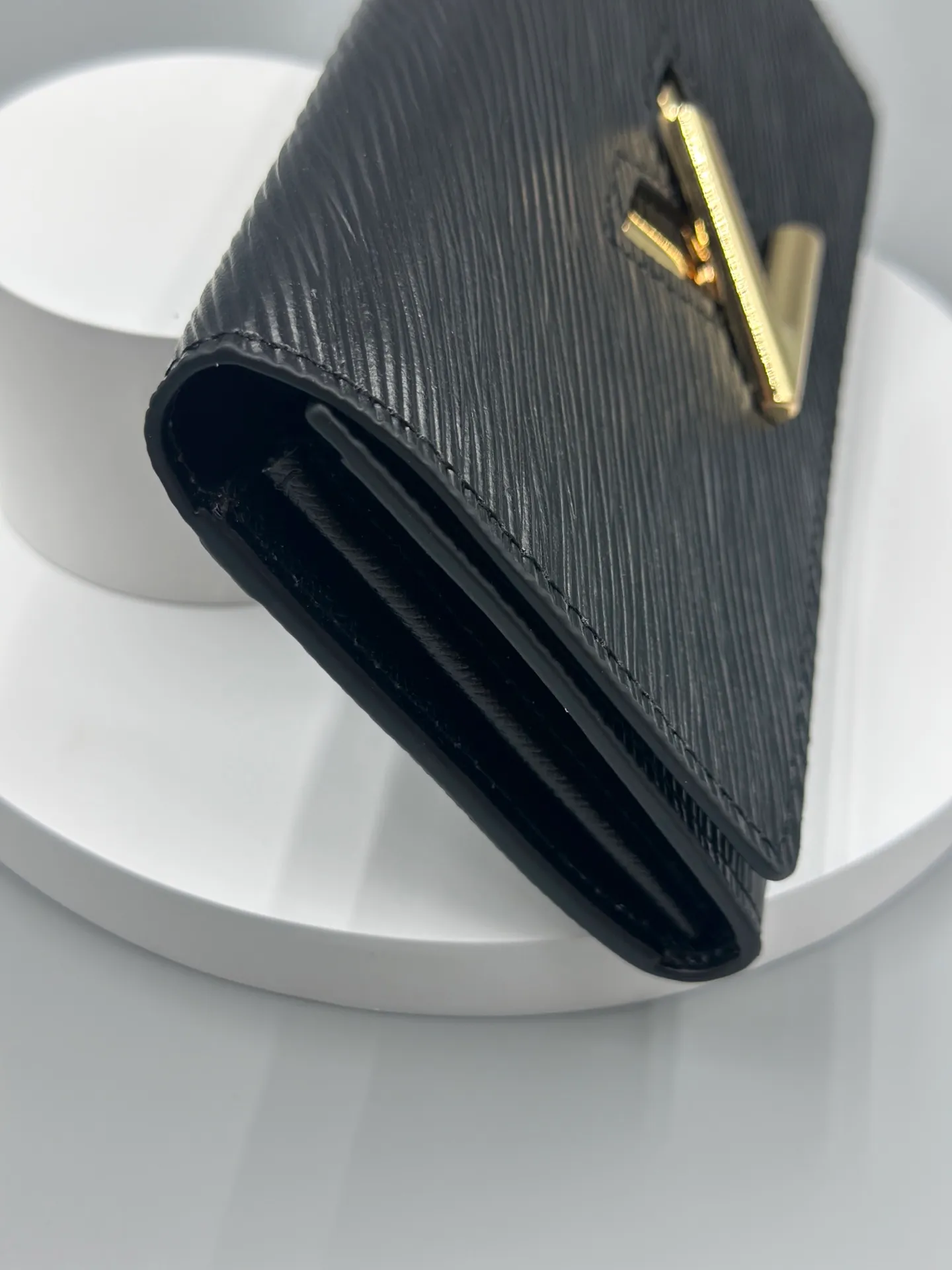 P160 M61179 is made of Epi leather, which combines smart and practical design with a high sense of fashion to create a unique style. The LV Twist wallet adopts a twist lock design, turning the L into a V by crossing your fingers. The multiple pocket design makes this wallet both playful and practical. Dimensions: 19.0x 10.5x 2.5 cm,