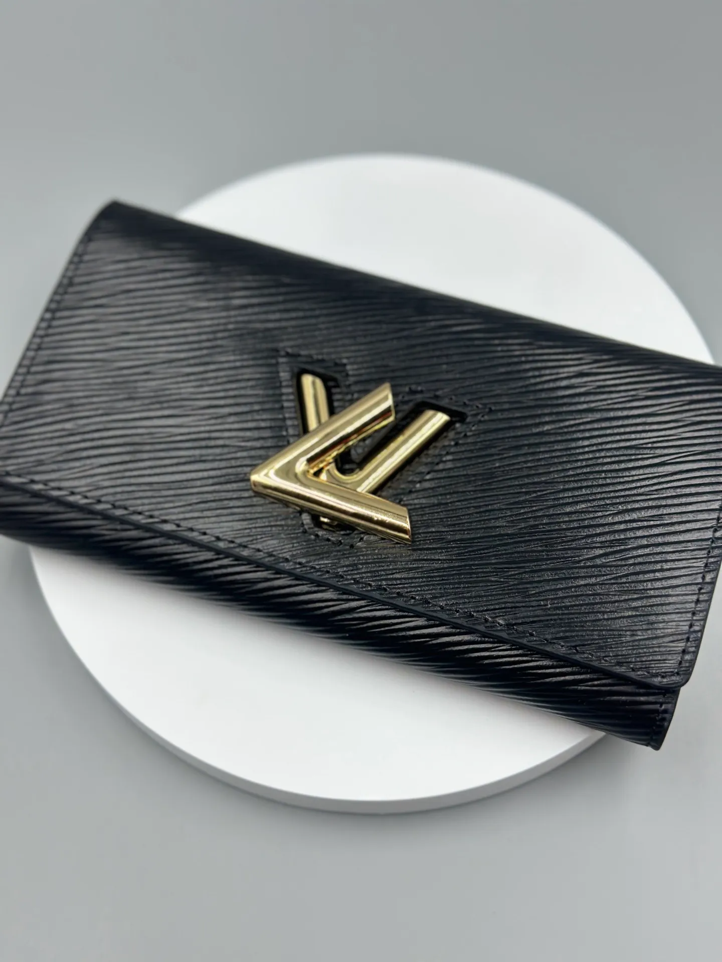 P160 M61179 is made of Epi leather, which combines smart and practical design with a high sense of fashion to create a unique style. The LV Twist wallet adopts a twist lock design, turning the L into a V by crossing your fingers. The multiple pocket design makes this wallet both playful and practical. Dimensions: 19.0x 10.5x 2.5 cm,