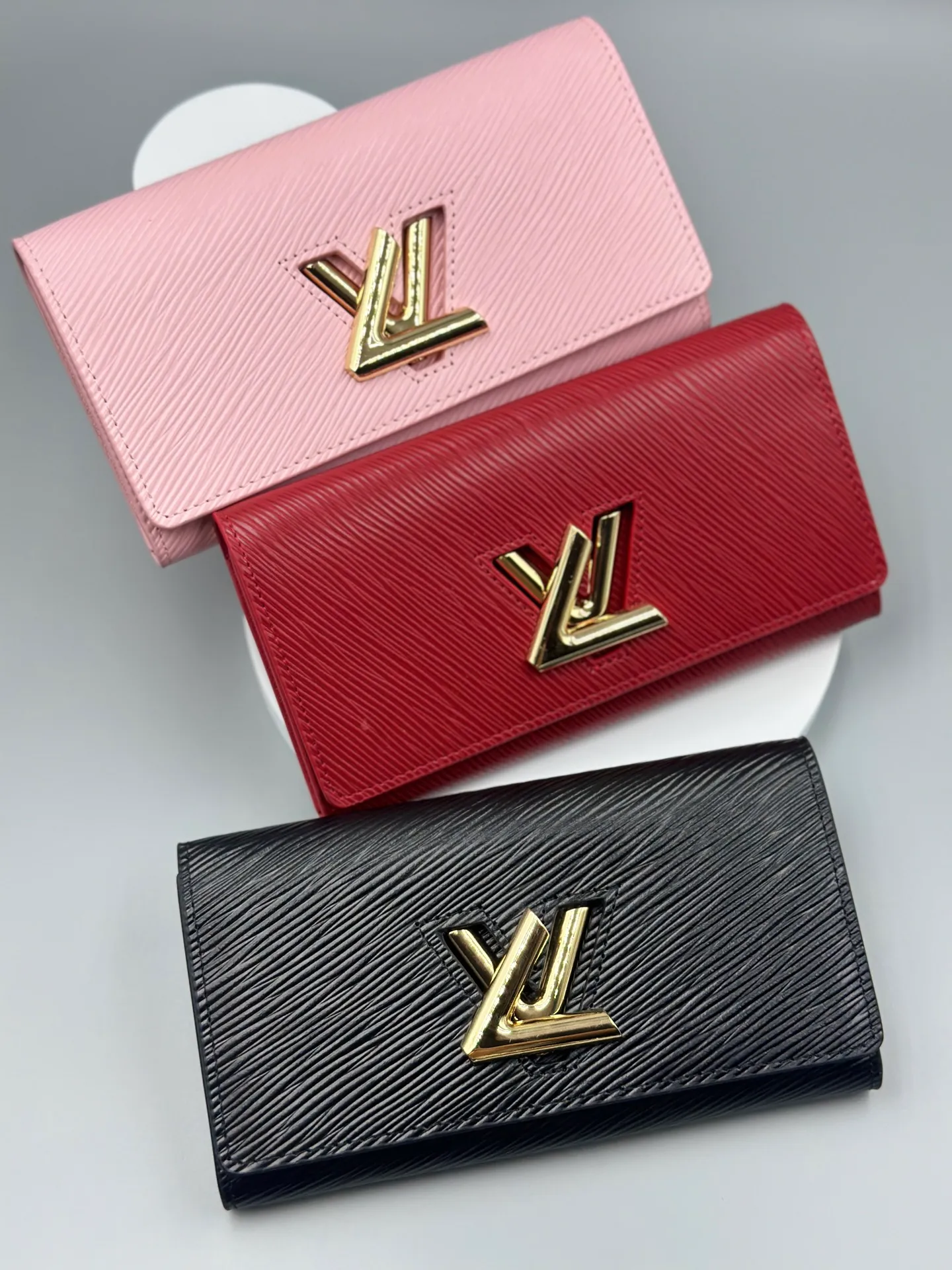 P160 M61179 is made of Epi leather, which combines smart and practical design with a high sense of fashion to create a unique style. The LV Twist wallet adopts a twist lock design, turning the L into a V by crossing your fingers. The multiple pocket design makes this wallet both playful and practical. Dimensions: 19.0x 10.5x 2.5 cm,
