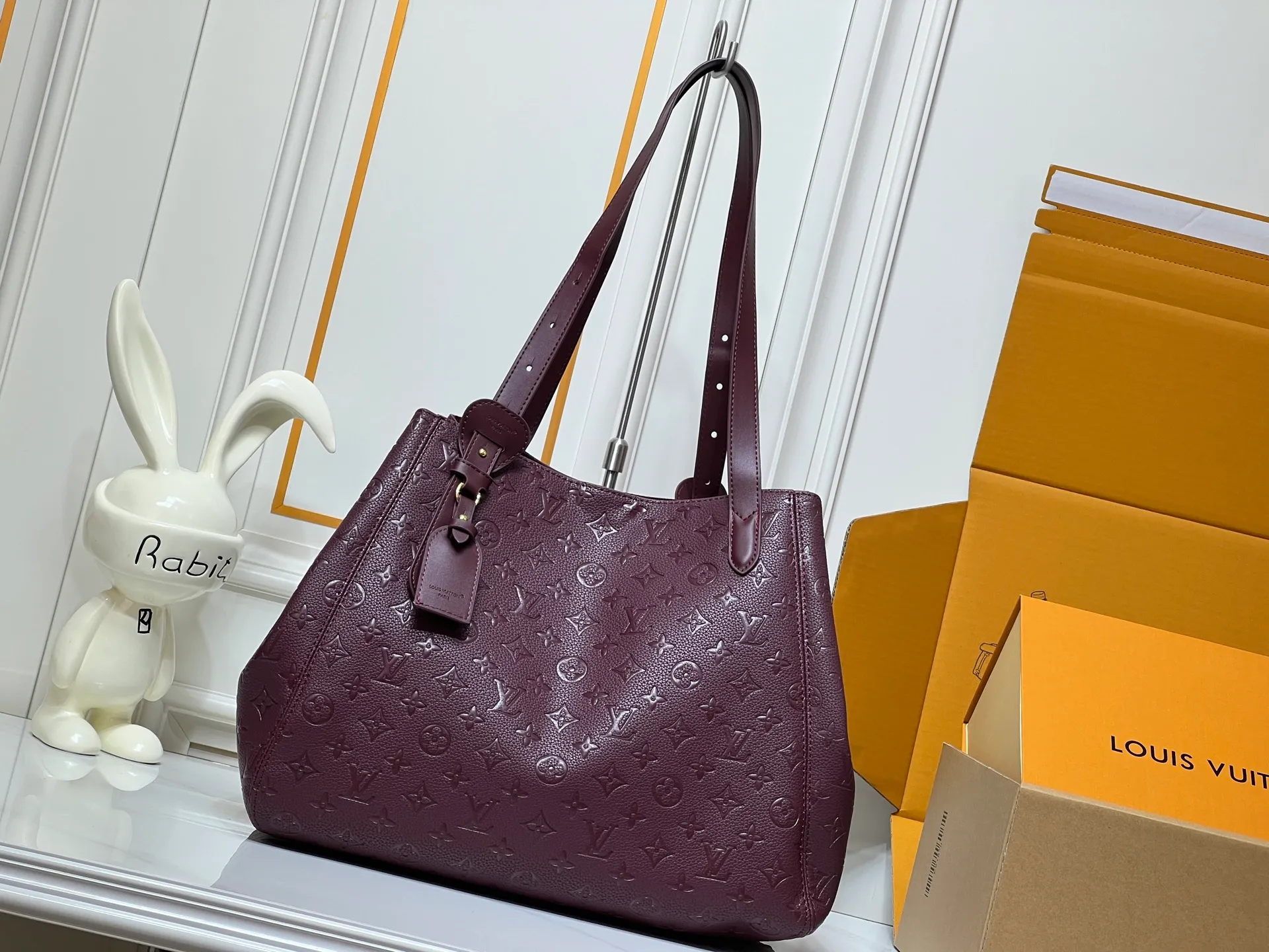Batch 300💰Large size [ALL IN ONE MM handbag] m25888 maroon m25860 black This All In One MM handbag expands the capacity definition of the All-In series and can be transformed into a rounded Hobo handbag or an open tote bag, making it easy to carry your daily needs. Monogram Empreinte leather bag with dazzling metal parts, LV padlock and nameplate highlight the exquisite details. Size:56x30.5x17(cm)