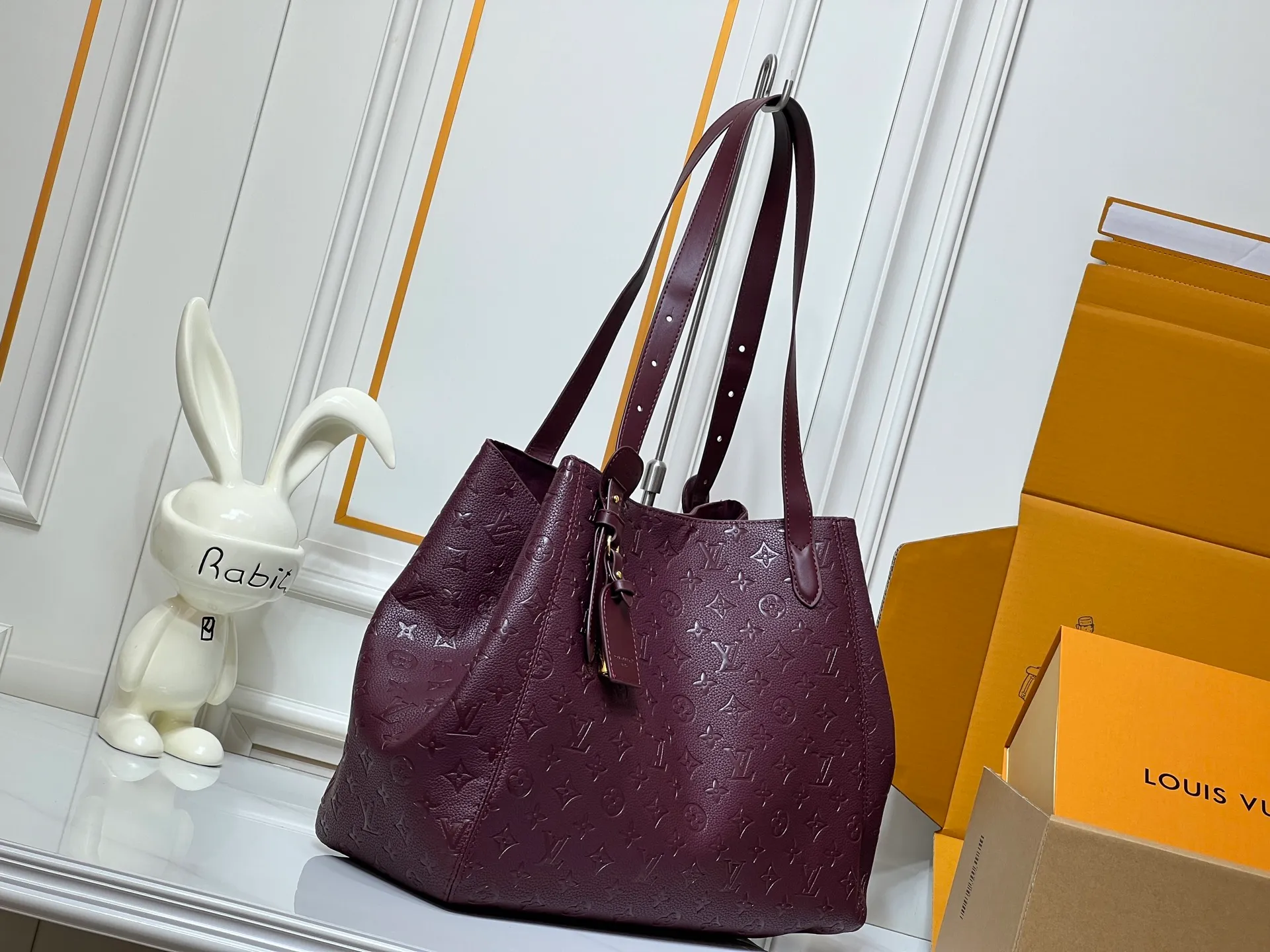 Batch 300💰Large size [ALL IN ONE MM handbag] m25888 maroon m25860 black This All In One MM handbag expands the capacity definition of the All-In series and can be transformed into a rounded Hobo handbag or an open tote bag, making it easy to carry your daily needs. Monogram Empreinte leather bag with dazzling metal parts, LV padlock and nameplate highlight the exquisite details. Size:56x30.5x17(cm)