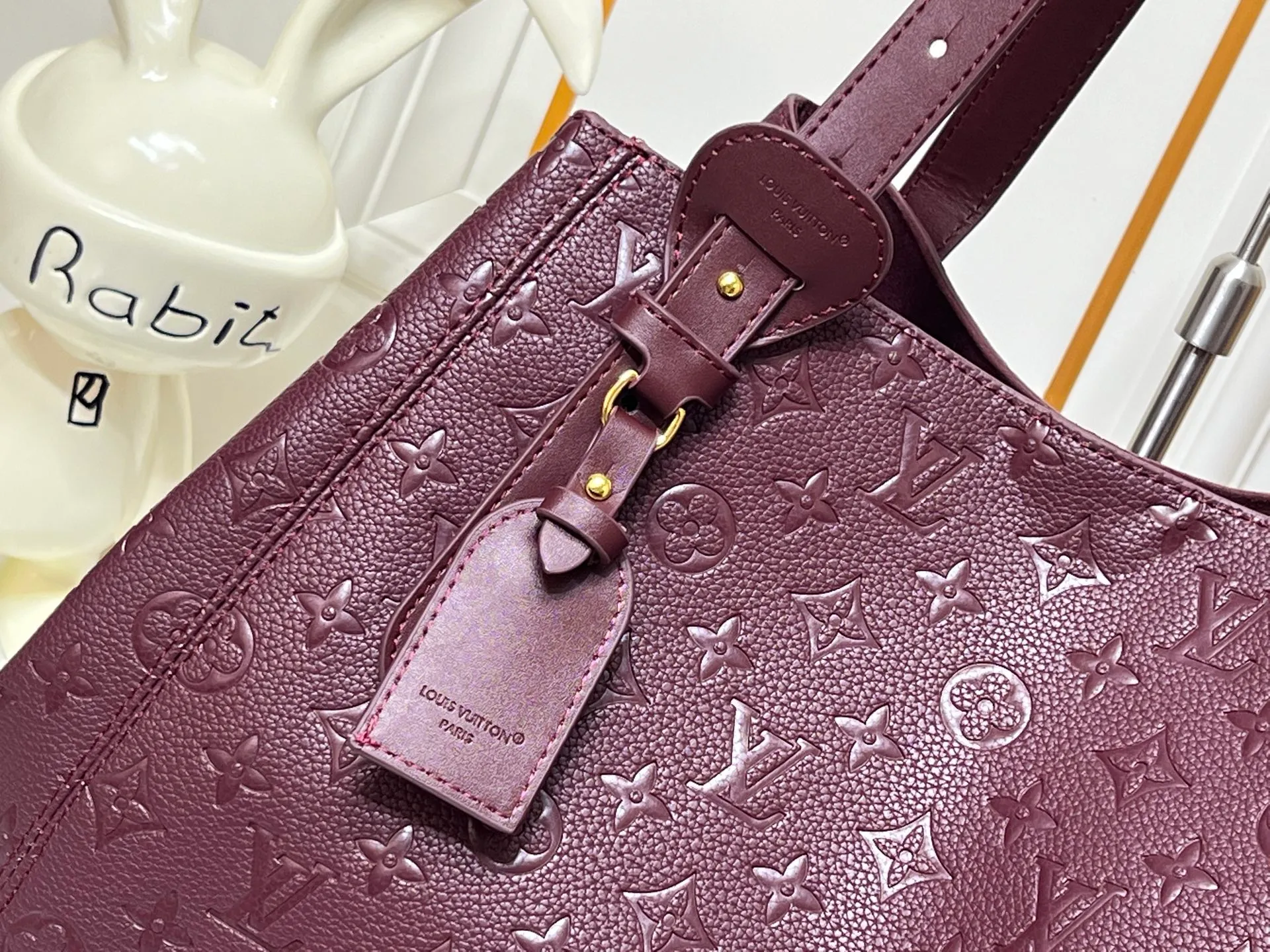Batch 300💰Large size [ALL IN ONE MM handbag] m25888 maroon m25860 black This All In One MM handbag expands the capacity definition of the All-In series and can be transformed into a rounded Hobo handbag or an open tote bag, making it easy to carry your daily needs. Monogram Empreinte leather bag with dazzling metal parts, LV padlock and nameplate highlight the exquisite details. Size:56x30.5x17(cm)