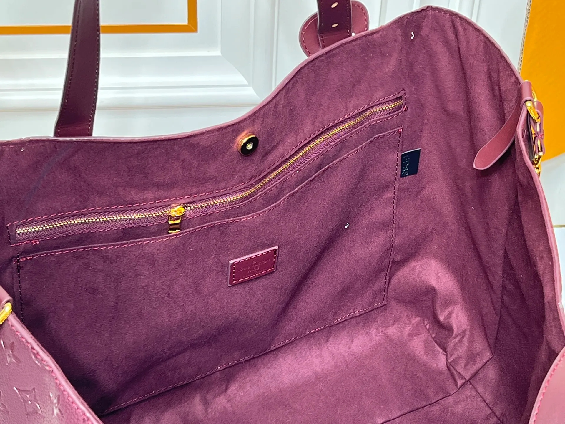 Batch 300💰Large size [ALL IN ONE MM handbag] m25888 maroon m25860 black This All In One MM handbag expands the capacity definition of the All-In series and can be transformed into a rounded Hobo handbag or an open tote bag, making it easy to carry your daily needs. Monogram Empreinte leather bag with dazzling metal parts, LV padlock and nameplate highlight the exquisite details. Size:56x30.5x17(cm)