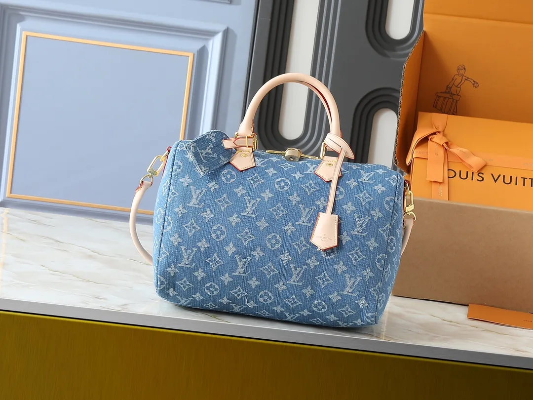 💰280💰Upgraded from the original M13344 M40391. This Speedy Soft 30 handbag relies on Louis Vuitton's exquisite bleaching process to trace the Monogram Denim pattern born in 2005 on the cotton surface, and then uses leather trim and shiny metal parts to highlight the details. The key pouch and detachable name tag pay homage to the brand's trunk-making heritage, while the detachable Toron handle makes it comfortable to carry on the shoulder. Dimensions: 30.0 x 21.0 x 17.0 cm (length x height x width)