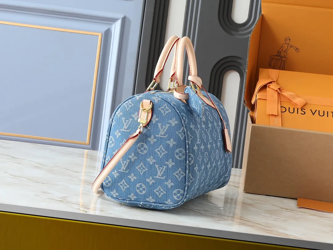 💰280💰Upgraded from the original M13344 M40391. This Speedy Soft 30 handbag relies on Louis Vuitton's exquisite bleaching process to trace the Monogram Denim pattern born in 2005 on the cotton surface, and then uses leather trim and shiny metal parts to highlight the details. The key pouch and detachable name tag pay homage to the brand's trunk-making heritage, while the detachable Toron handle makes it comfortable to carry on the shoulder. Dimensions: 30.0 x 21.0 x 17.0 cm (length x height x width)