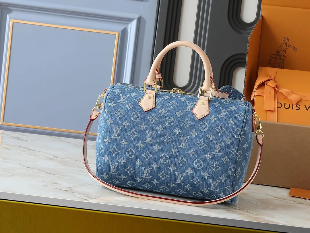 💰280💰Upgraded from the original M13344 M40391. This Speedy Soft 30 handbag relies on Louis Vuitton's exquisite bleaching process to trace the Monogram Denim pattern born in 2005 on the cotton surface, and then uses leather trim and shiny metal parts to highlight the details. The key pouch and detachable name tag pay homage to the brand's trunk-making heritage, while the detachable Toron handle makes it comfortable to carry on the shoulder. Dimensions: 30.0 x 21.0 x 17.0 cm (length x height x width)