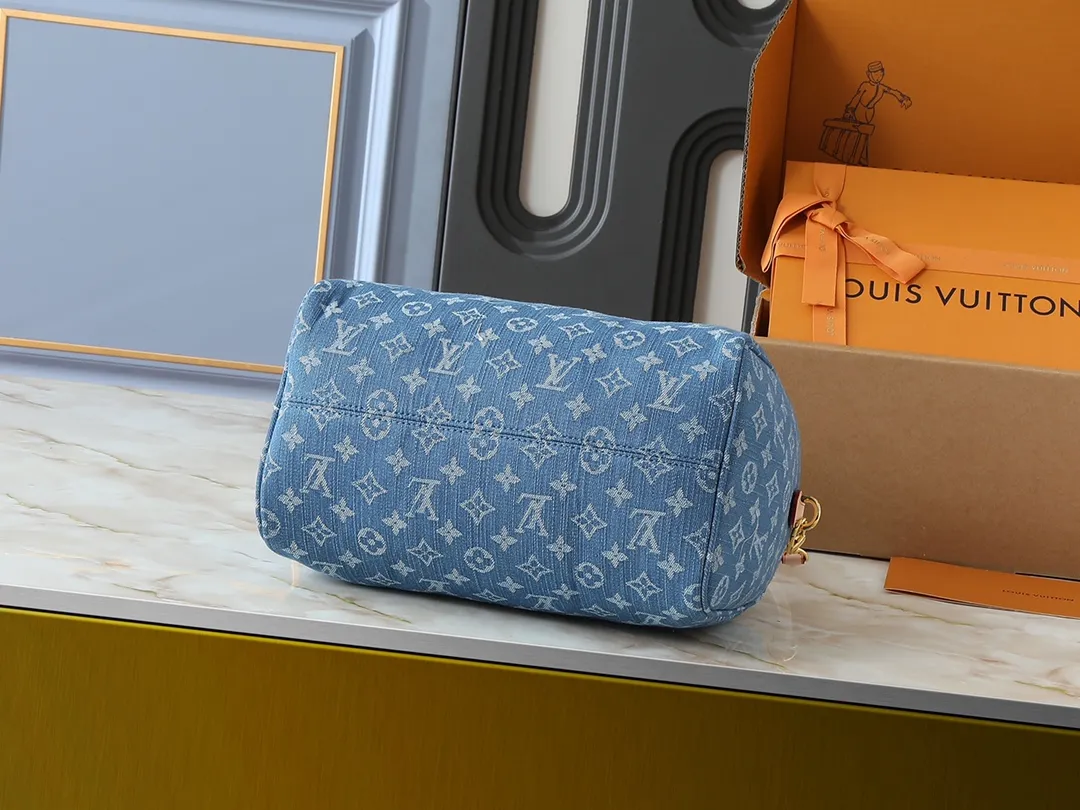 💰280💰Upgraded from the original M13344 M40391. This Speedy Soft 30 handbag relies on Louis Vuitton's exquisite bleaching process to trace the Monogram Denim pattern born in 2005 on the cotton surface, and then uses leather trim and shiny metal parts to highlight the details. The key pouch and detachable name tag pay homage to the brand's trunk-making heritage, while the detachable Toron handle makes it comfortable to carry on the shoulder. Dimensions: 30.0 x 21.0 x 17.0 cm (length x height x width)