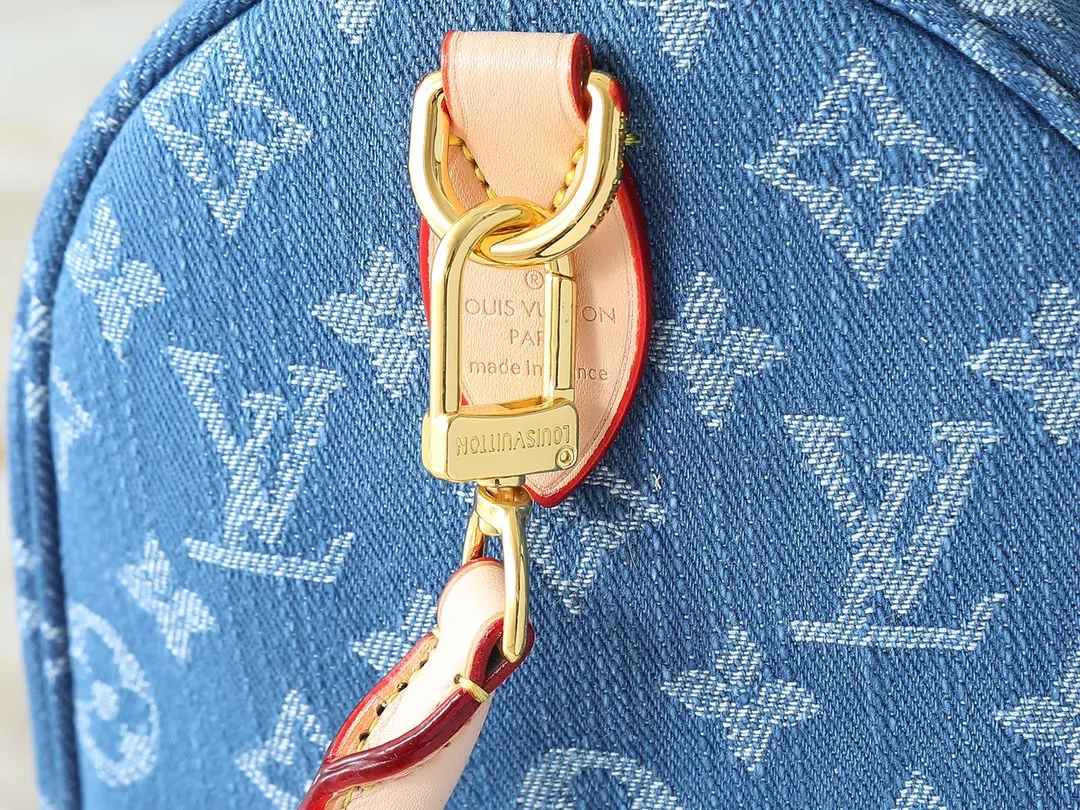 💰280💰Upgraded from the original M13344 M40391. This Speedy Soft 30 handbag relies on Louis Vuitton's exquisite bleaching process to trace the Monogram Denim pattern born in 2005 on the cotton surface, and then uses leather trim and shiny metal parts to highlight the details. The key pouch and detachable name tag pay homage to the brand's trunk-making heritage, while the detachable Toron handle makes it comfortable to carry on the shoulder. Dimensions: 30.0 x 21.0 x 17.0 cm (length x height x width)