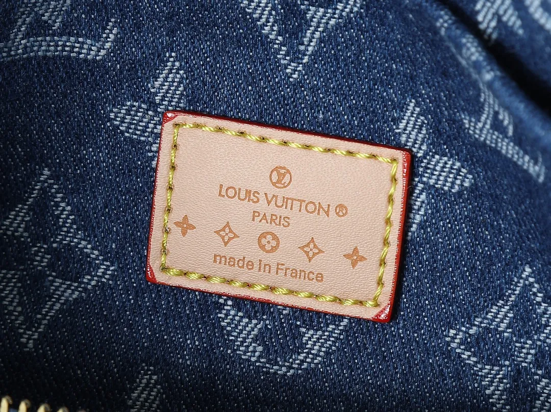 💰280💰Upgraded from the original M13344 M40391. This Speedy Soft 30 handbag relies on Louis Vuitton's exquisite bleaching process to trace the Monogram Denim pattern born in 2005 on the cotton surface, and then uses leather trim and shiny metal parts to highlight the details. The key pouch and detachable name tag pay homage to the brand's trunk-making heritage, while the detachable Toron handle makes it comfortable to carry on the shoulder. Dimensions: 30.0 x 21.0 x 17.0 cm (length x height x width)
