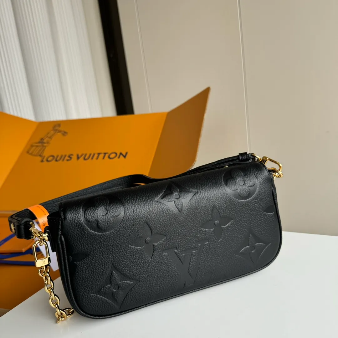 p1360 [Equipped with a full set of MB tax-free packaging] Special original order upgraded steel hardware physical photo WALLET ON CHAIN IVY handbag M82210 cream white M82154 black M82211 gray silk screen Wallet On Chain Ivy handbag is made of Monogram canvas Inspired by the Sac Recoleta handbag in the 2000s Card slots and zipper inner pockets can accommodate daily needs Chain and adjustable leather shoulder straps are detachable Available in long, short, and cross-body styles. Model: M82154 black Size: 23.5*12*4.3cm