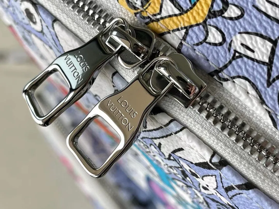 💰1340 Top Original M21846 Printed Backpack Series MULTIPOCKET Backpack Virgil Abloh will use the 2022 autumn and winter series to depict animal patterns on the surface of Damier Graphite canvas, and its unique texture like a passport stamp can be seen up close. Create diverse styles from a trend perspective. The zipped main compartment holds a laptop, and exterior pockets feature the classic Monogram and Epi graphics. Monogram Eclipse coated canvas and cowhide Leather and fabric trim Textile lining Hardware logo tag Top leather carrying handle Zip main compartment with leather zip puller Zip front pocket Internal patch pocket Designer handle: Single handle Dimensions: 30.0 x 40.0 x 15.5 cm