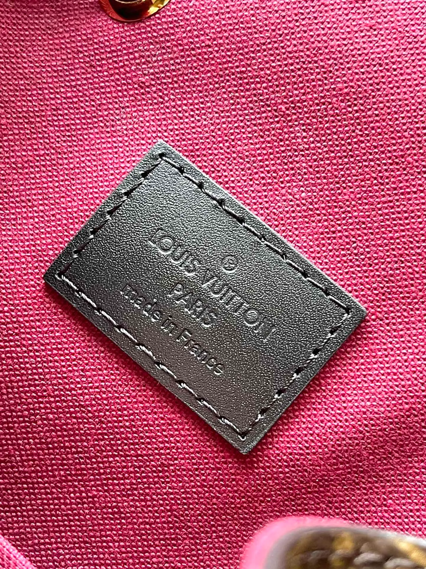 💰860 The top original order M45515 supports counter inspection. The photo taken of duty-free goods is consistent with the product and has not been unpacked. This product is an exclusive duty-free product in the market and is the highest-end product. Inspection is supported. This product has passed strict inspection and is flawless. Please wear gloves when touching the product. This product is not returnable or exchangeable. Please confirm the product first and then remove the label on the handle. This product is temporarily not open to the public, only regular customers, and is in short supply. Dimensions: 27.5 x 33 x 14 cm