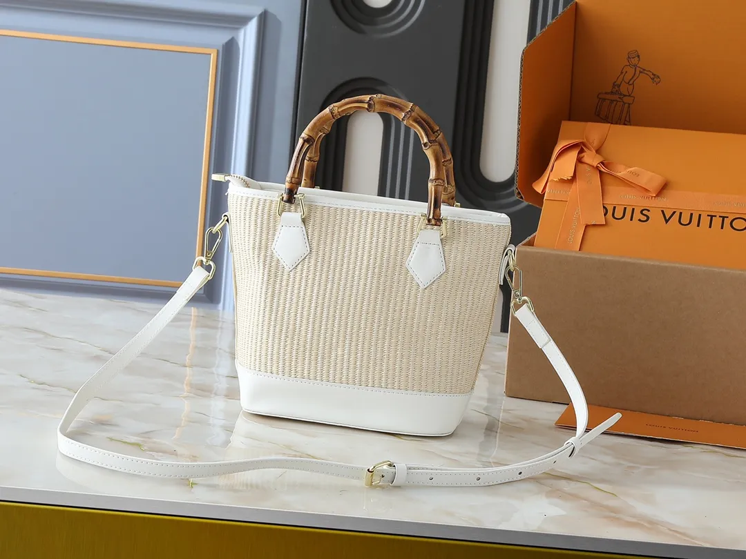 💰320💰Upgraded from the original M66588. This Wallet On Chain handbag is from Louis Vuitton's LV Bloom series. The main material is straw woven in a fashionable and practical configuration, and the logo is embroidered with silk thread. The perfect combination of real bamboo handbags and pp straw, ample space, fashionable and versatile. The love package that is the dream of millions of girls. 8 colors available (plum pink, khaki, green, black, white, red, caramel, orange) Dimensions: 20.0 x 20.5 x 11.0 cm (length x height x width)