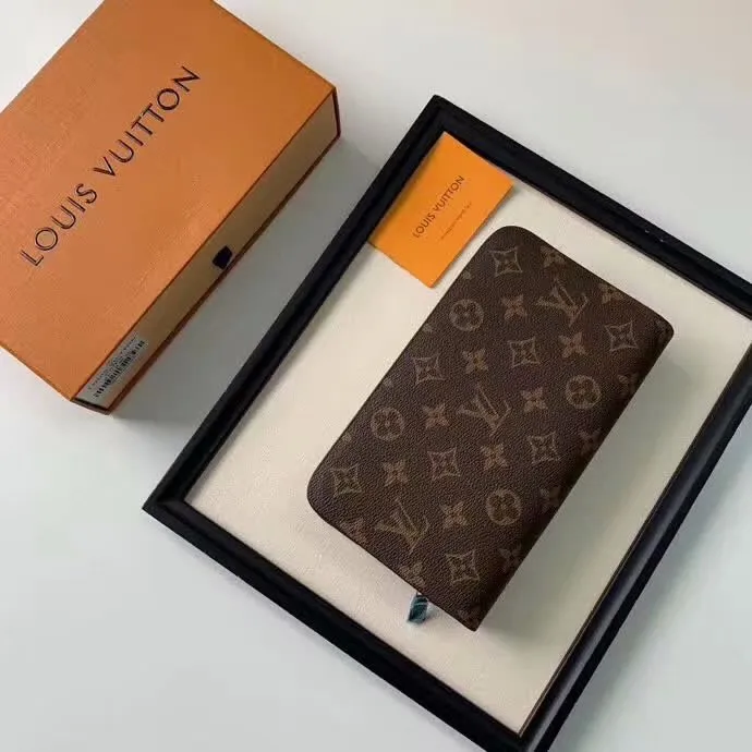 80 model number: M2012! LV Men's Double Pull Clutch [Size] 21.11.5 This exquisite Monogram canvas double pull wallet has a practical and spacious design that can hold credit cards, documents, change, banknotes, check books and pens. Zipper closure, zippered coin compartment for bills and passport, shiny gold-tone hardware.