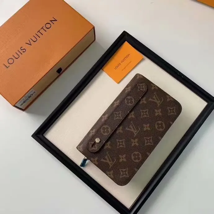 80 model number: M2012! LV Men's Double Pull Clutch [Size] 21.11.5 This exquisite Monogram canvas double pull wallet has a practical and spacious design that can hold credit cards, documents, change, banknotes, check books and pens. Zipper closure, zippered coin compartment for bills and passport, shiny gold-tone hardware.