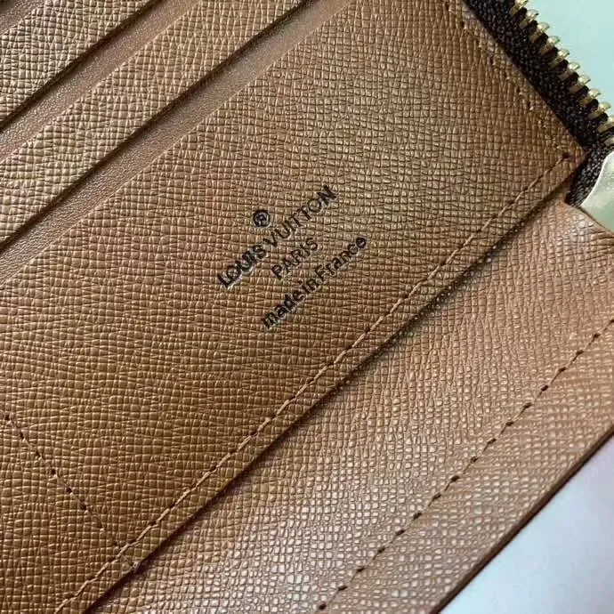 80 model number: M2012! LV Men's Double Pull Clutch [Size] 21.11.5 This exquisite Monogram canvas double pull wallet has a practical and spacious design that can hold credit cards, documents, change, banknotes, check books and pens. Zipper closure, zippered coin compartment for bills and passport, shiny gold-tone hardware.