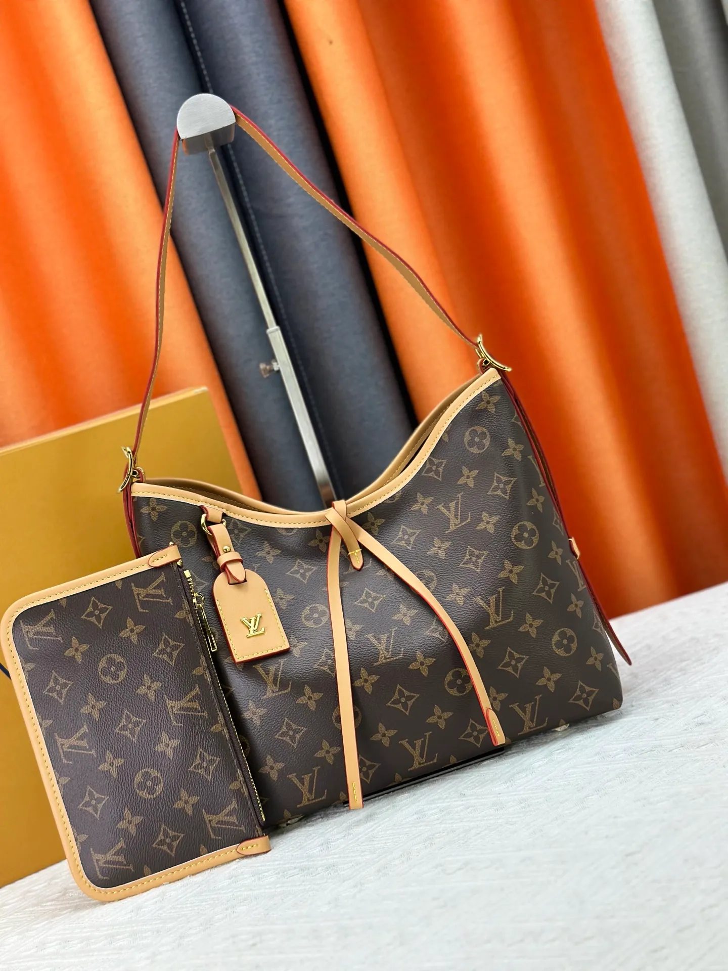 P220 Authentic Upgraded Original M24861 M25143 M46203 M46197 Colorful, legendary CarryAll medium handbag, with Monogram canvas and leather trimming to create a body-fitting design. There's a zipped pocket inside the ample space, and a detachable zipped clutch adds a functional element, with a buckle-adjustable handle. Small size: 29 x 24 x 12 cm,