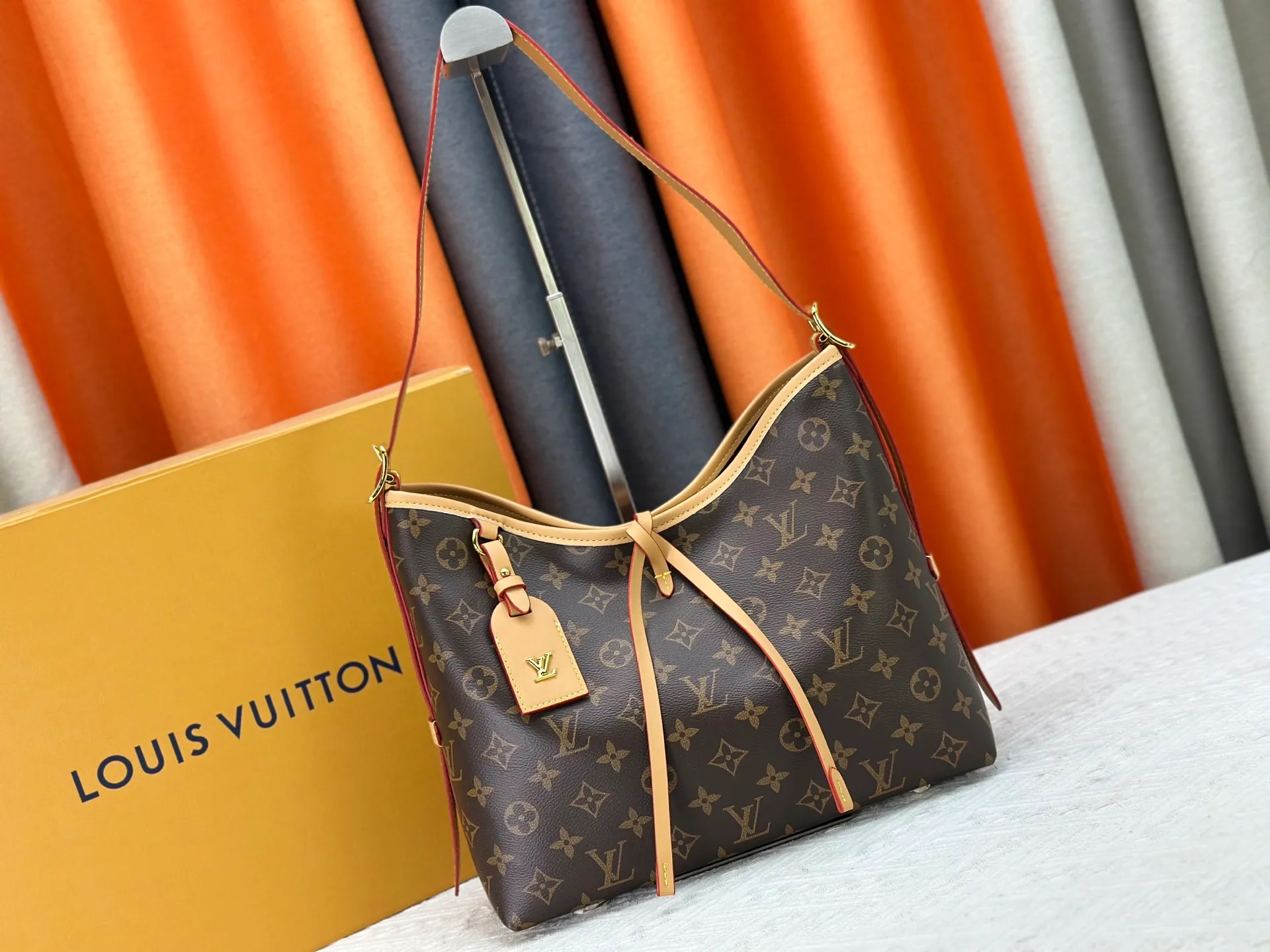 P220 Authentic Upgraded Original M24861 M25143 M46203 M46197 Colorful, legendary CarryAll medium handbag, with Monogram canvas and leather trimming to create a body-fitting design. There's a zipped pocket inside the ample space, and a detachable zipped clutch adds a functional element, with a buckle-adjustable handle. Small size: 29 x 24 x 12 cm,