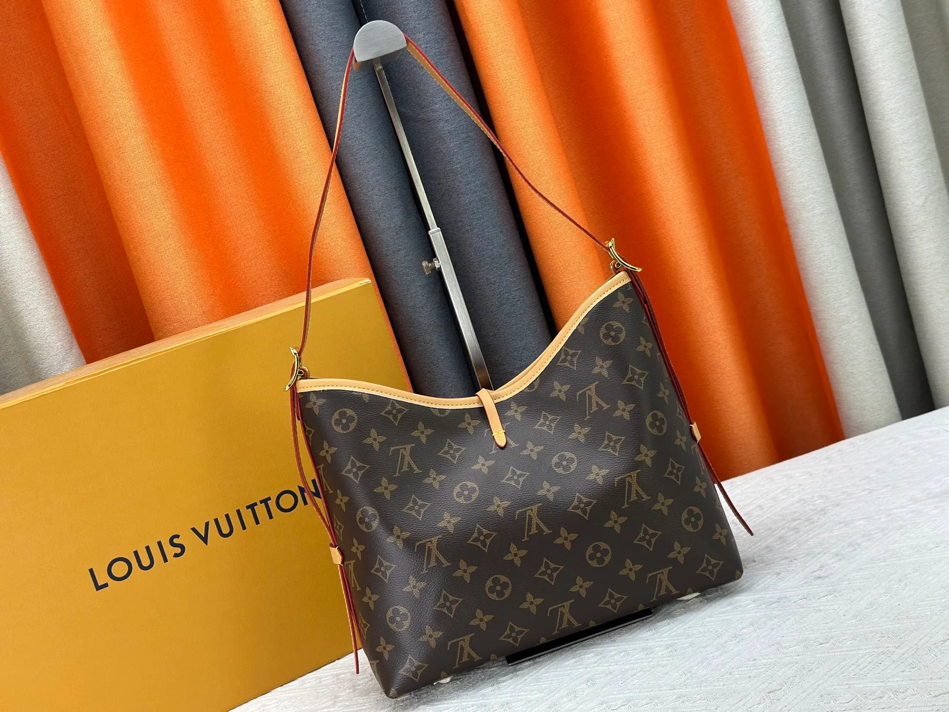 P220 Authentic Upgraded Original M24861 M25143 M46203 M46197 Colorful, legendary CarryAll medium handbag, with Monogram canvas and leather trimming to create a body-fitting design. There's a zipped pocket inside the ample space, and a detachable zipped clutch adds a functional element, with a buckle-adjustable handle. Small size: 29 x 24 x 12 cm,