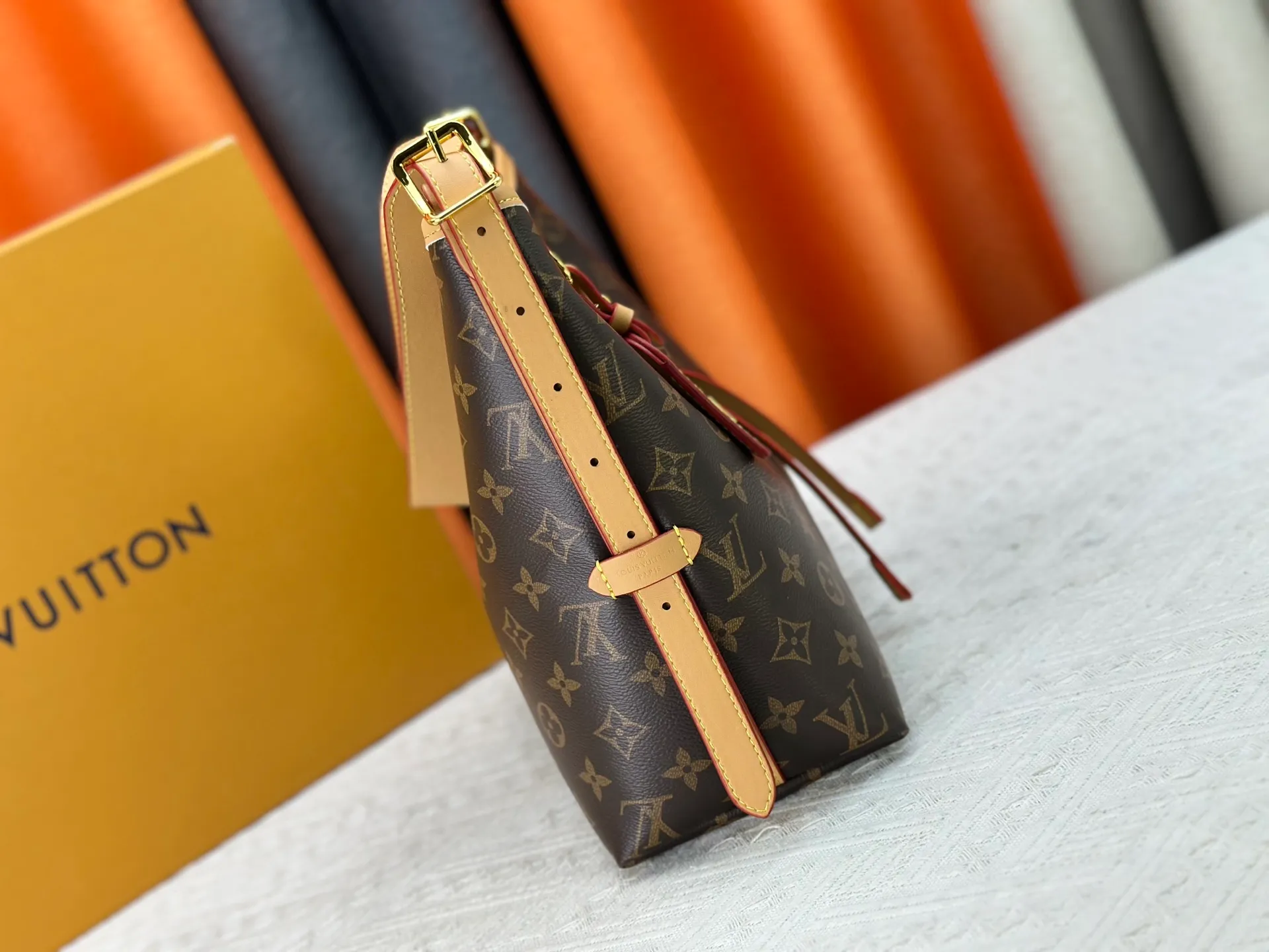 P220 Authentic Upgraded Original M24861 M25143 M46203 M46197 Colorful, legendary CarryAll medium handbag, with Monogram canvas and leather trimming to create a body-fitting design. There's a zipped pocket inside the ample space, and a detachable zipped clutch adds a functional element, with a buckle-adjustable handle. Small size: 29 x 24 x 12 cm,