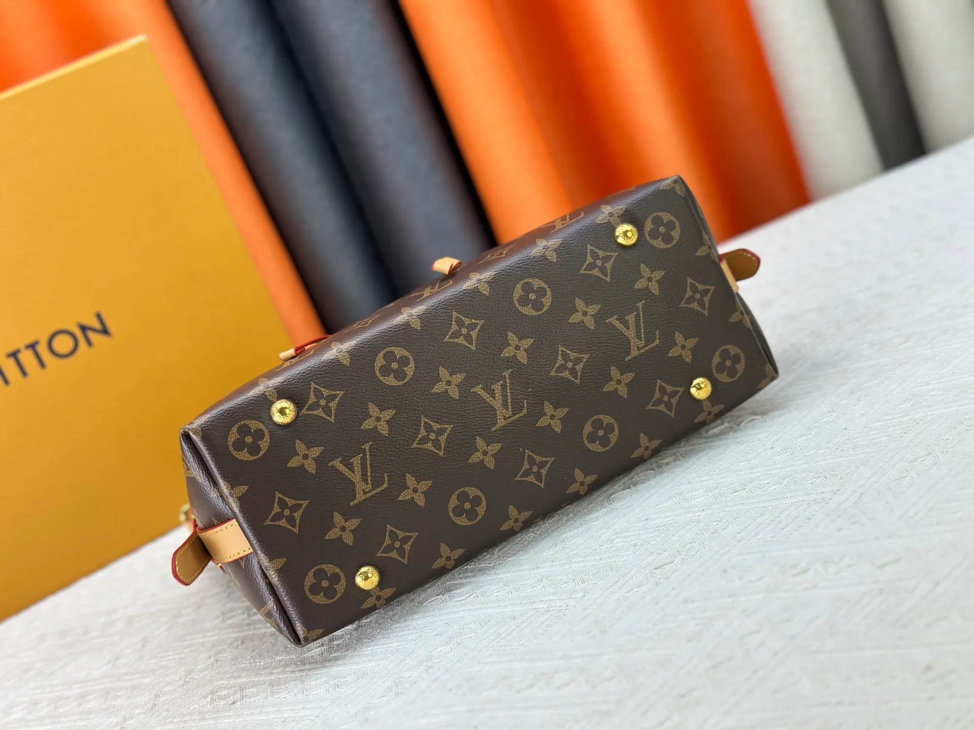 P220 Authentic Upgraded Original M24861 M25143 M46203 M46197 Colorful, legendary CarryAll medium handbag, with Monogram canvas and leather trimming to create a body-fitting design. There's a zipped pocket inside the ample space, and a detachable zipped clutch adds a functional element, with a buckle-adjustable handle. Small size: 29 x 24 x 12 cm,
