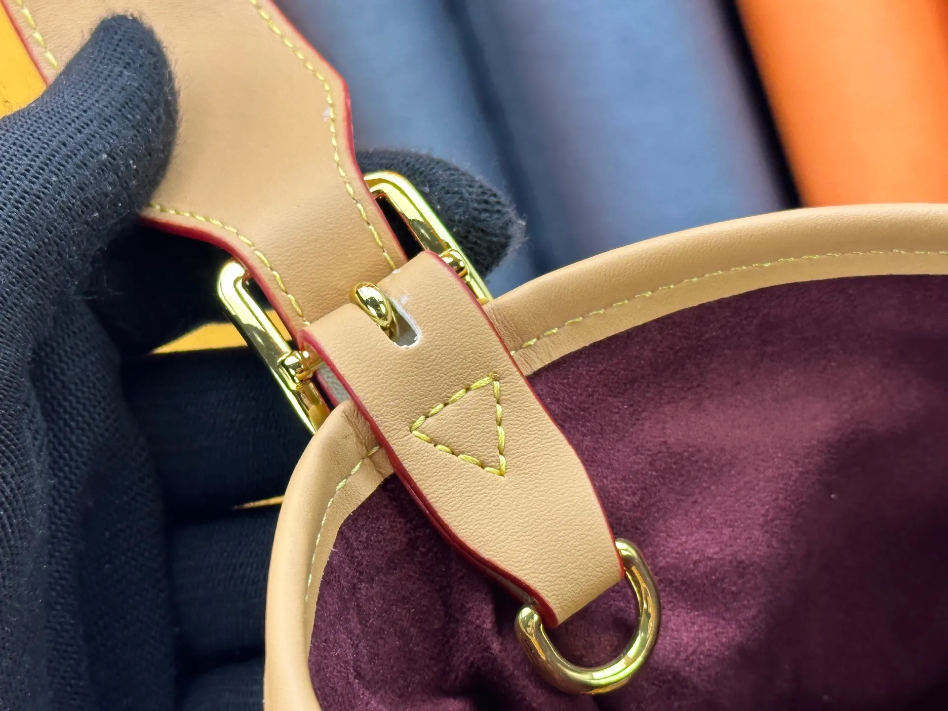 P220 Authentic Upgraded Original M24861 M25143 M46203 M46197 Colorful, legendary CarryAll medium handbag, with Monogram canvas and leather trimming to create a body-fitting design. There's a zipped pocket inside the ample space, and a detachable zipped clutch adds a functional element, with a buckle-adjustable handle. Small size: 29 x 24 x 12 cm,