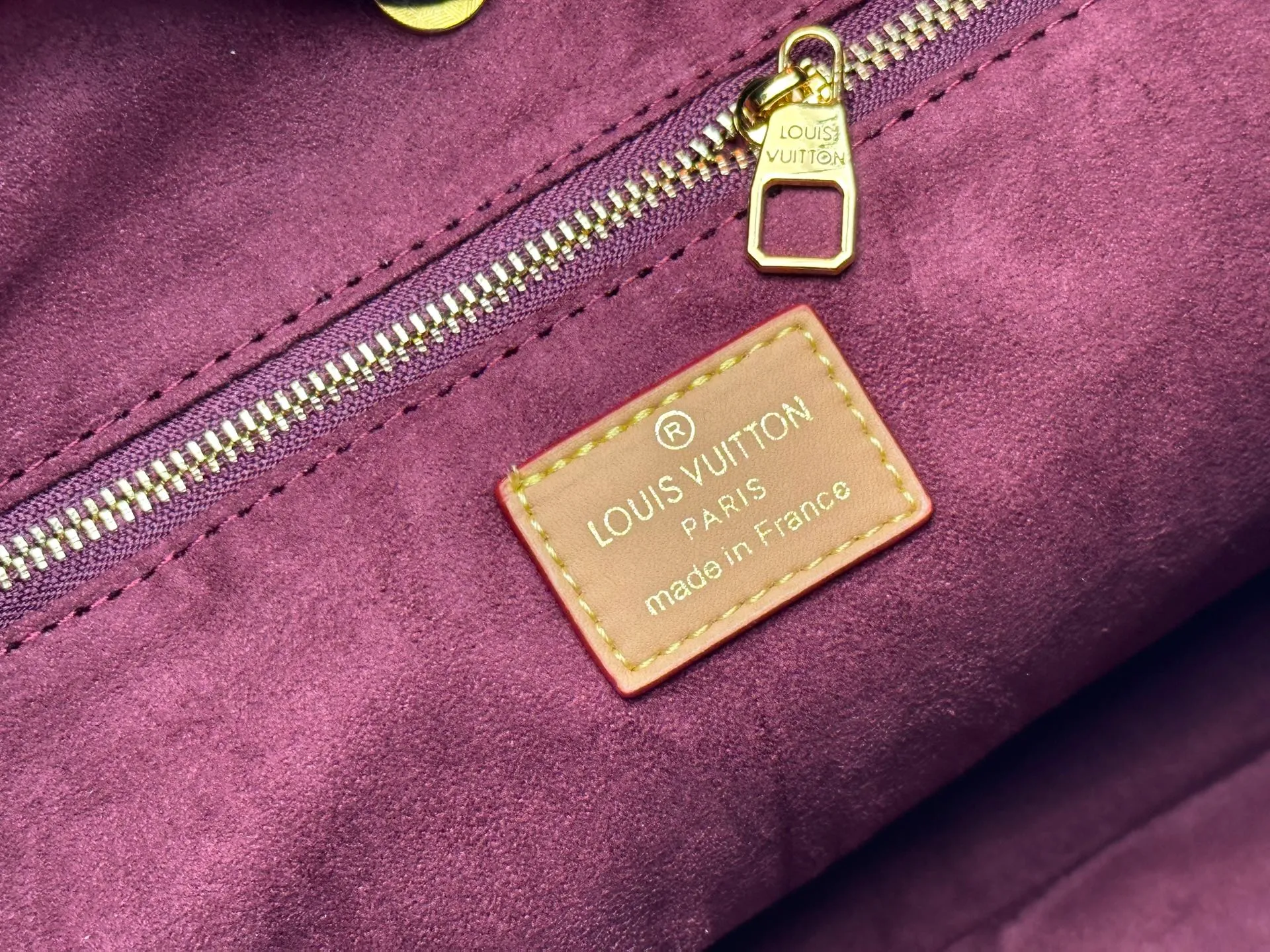 P220 Authentic Upgraded Original M24861 M25143 M46203 M46197 Colorful, legendary CarryAll medium handbag, with Monogram canvas and leather trimming to create a body-fitting design. There's a zipped pocket inside the ample space, and a detachable zipped clutch adds a functional element, with a buckle-adjustable handle. Small size: 29 x 24 x 12 cm,