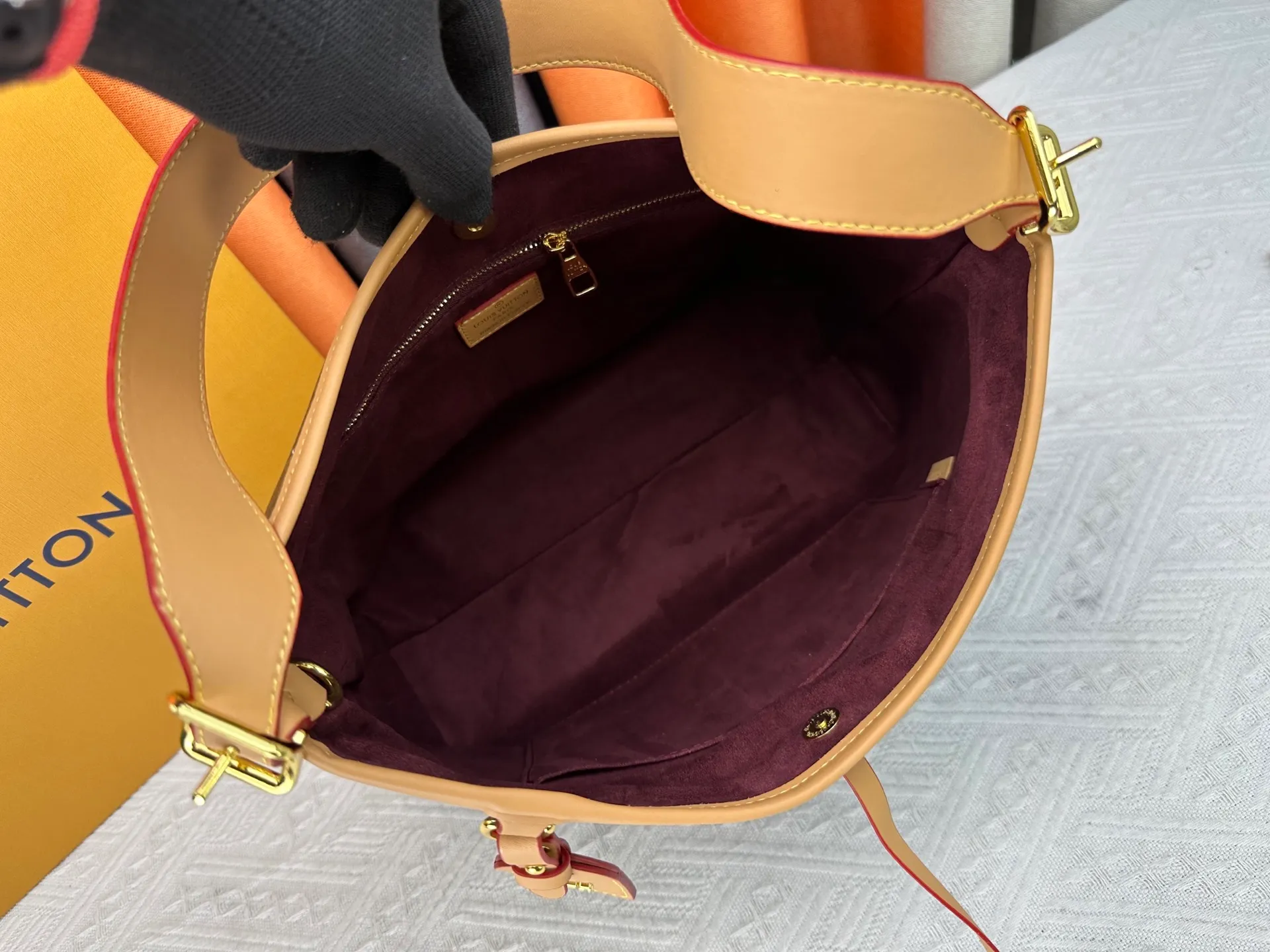 P220 Authentic Upgraded Original M24861 M25143 M46203 M46197 Colorful, legendary CarryAll medium handbag, with Monogram canvas and leather trimming to create a body-fitting design. There's a zipped pocket inside the ample space, and a detachable zipped clutch adds a functional element, with a buckle-adjustable handle. Small size: 29 x 24 x 12 cm,