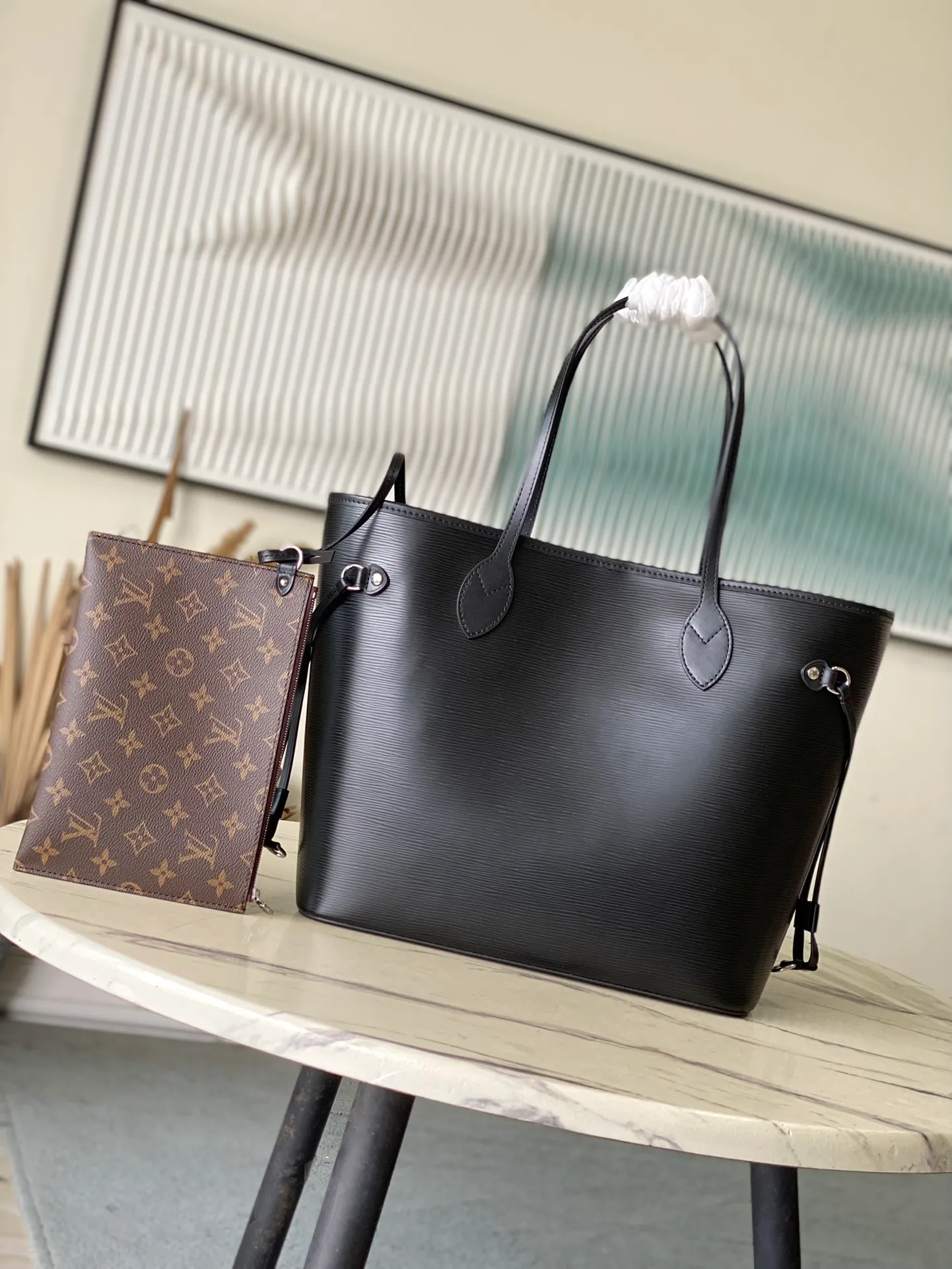 💰1320 (first-grain leather) top quality original M11930 black. This classic Neverfull MM handbag combines timeless design and traditional details, making it ideal for carrying to work and other occasions. The new version is made from signature Epi leather and has adjustable elastic straps on both sides to create a tight silhouette. The interior of the bag is spacious enough to store a 13-inch laptop, and the detachable zippered storage bag can be used as a clutch or as an extra pocket to store valuables. Dimensions: 31 x 28 x 14 cm (length x height x width)