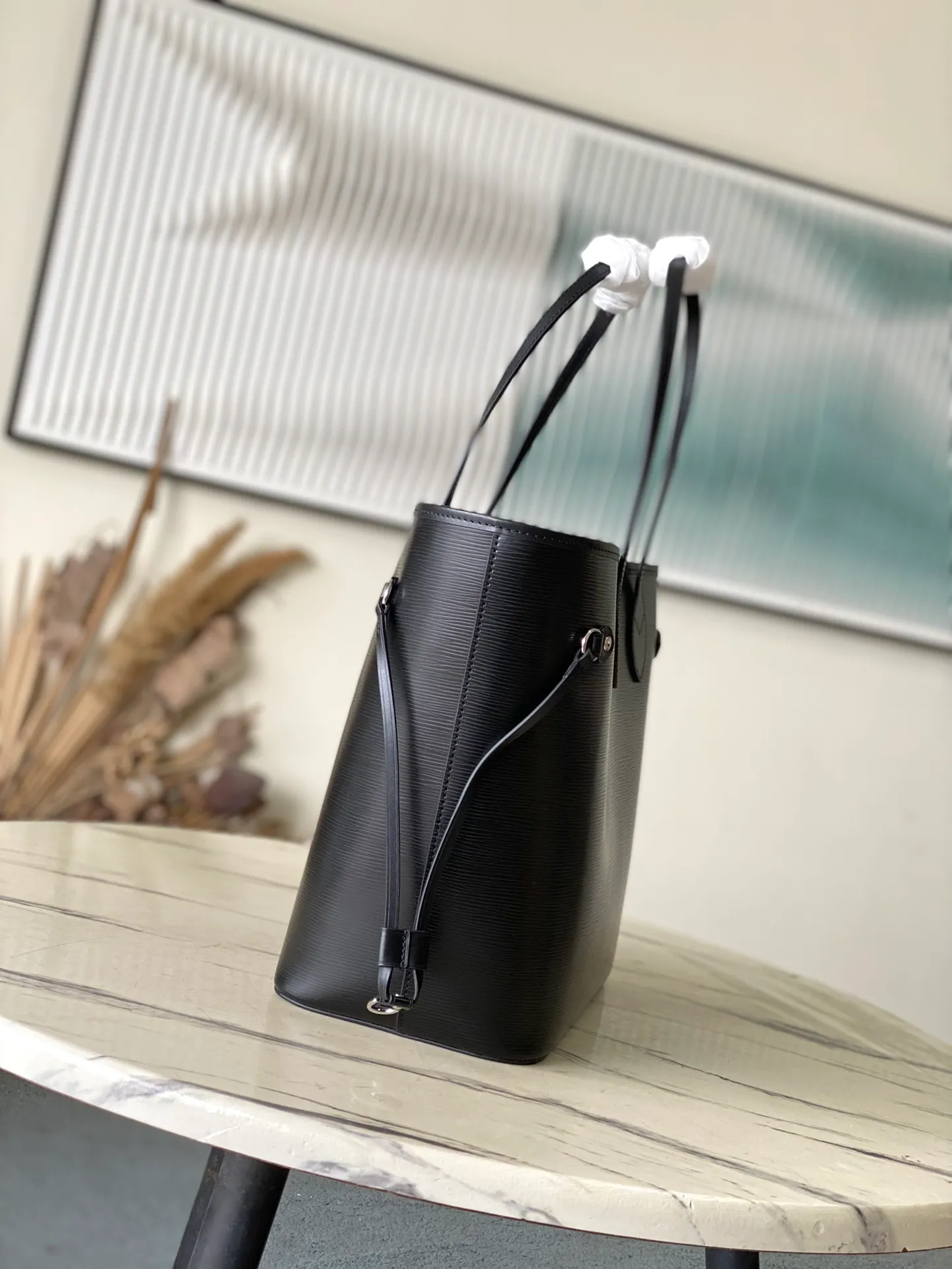 💰1320 (first-grain leather) top quality original M11930 black. This classic Neverfull MM handbag combines timeless design and traditional details, making it ideal for carrying to work and other occasions. The new version is made from signature Epi leather and has adjustable elastic straps on both sides to create a tight silhouette. The interior of the bag is spacious enough to store a 13-inch laptop, and the detachable zippered storage bag can be used as a clutch or as an extra pocket to store valuables. Dimensions: 31 x 28 x 14 cm (length x height x width)