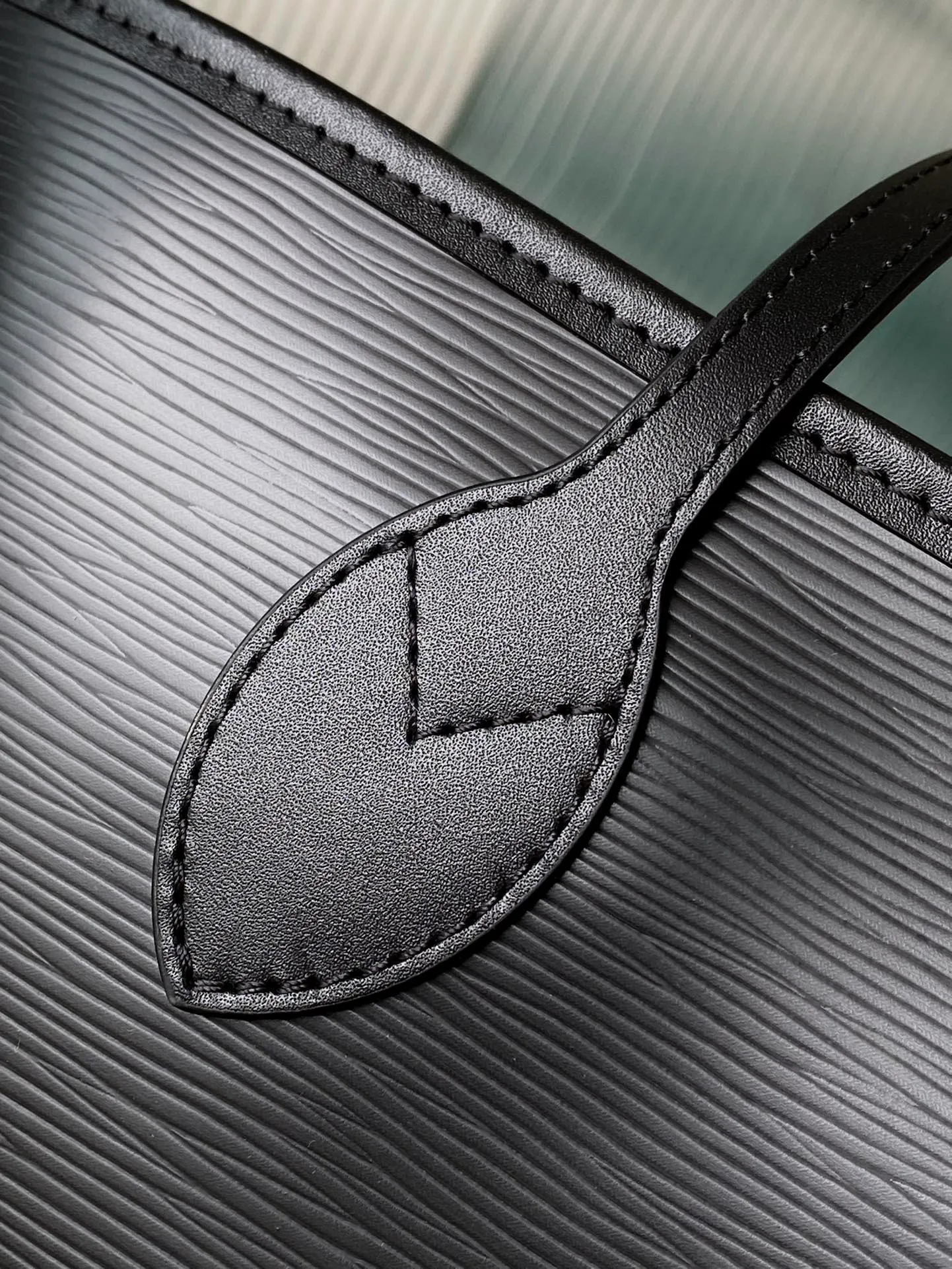 💰1320 (first-grain leather) top quality original M11930 black. This classic Neverfull MM handbag combines timeless design and traditional details, making it ideal for carrying to work and other occasions. The new version is made from signature Epi leather and has adjustable elastic straps on both sides to create a tight silhouette. The interior of the bag is spacious enough to store a 13-inch laptop, and the detachable zippered storage bag can be used as a clutch or as an extra pocket to store valuables. Dimensions: 31 x 28 x 14 cm (length x height x width)
