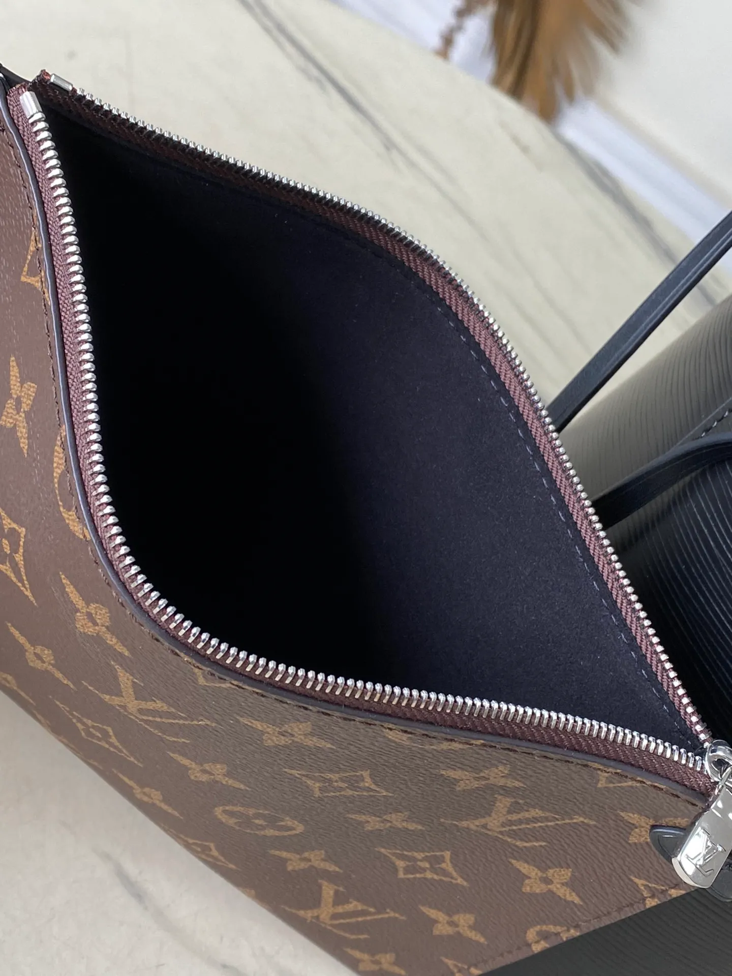 💰1320 (first-grain leather) top quality original M11930 black. This classic Neverfull MM handbag combines timeless design and traditional details, making it ideal for carrying to work and other occasions. The new version is made from signature Epi leather and has adjustable elastic straps on both sides to create a tight silhouette. The interior of the bag is spacious enough to store a 13-inch laptop, and the detachable zippered storage bag can be used as a clutch or as an extra pocket to store valuables. Dimensions: 31 x 28 x 14 cm (length x height x width)