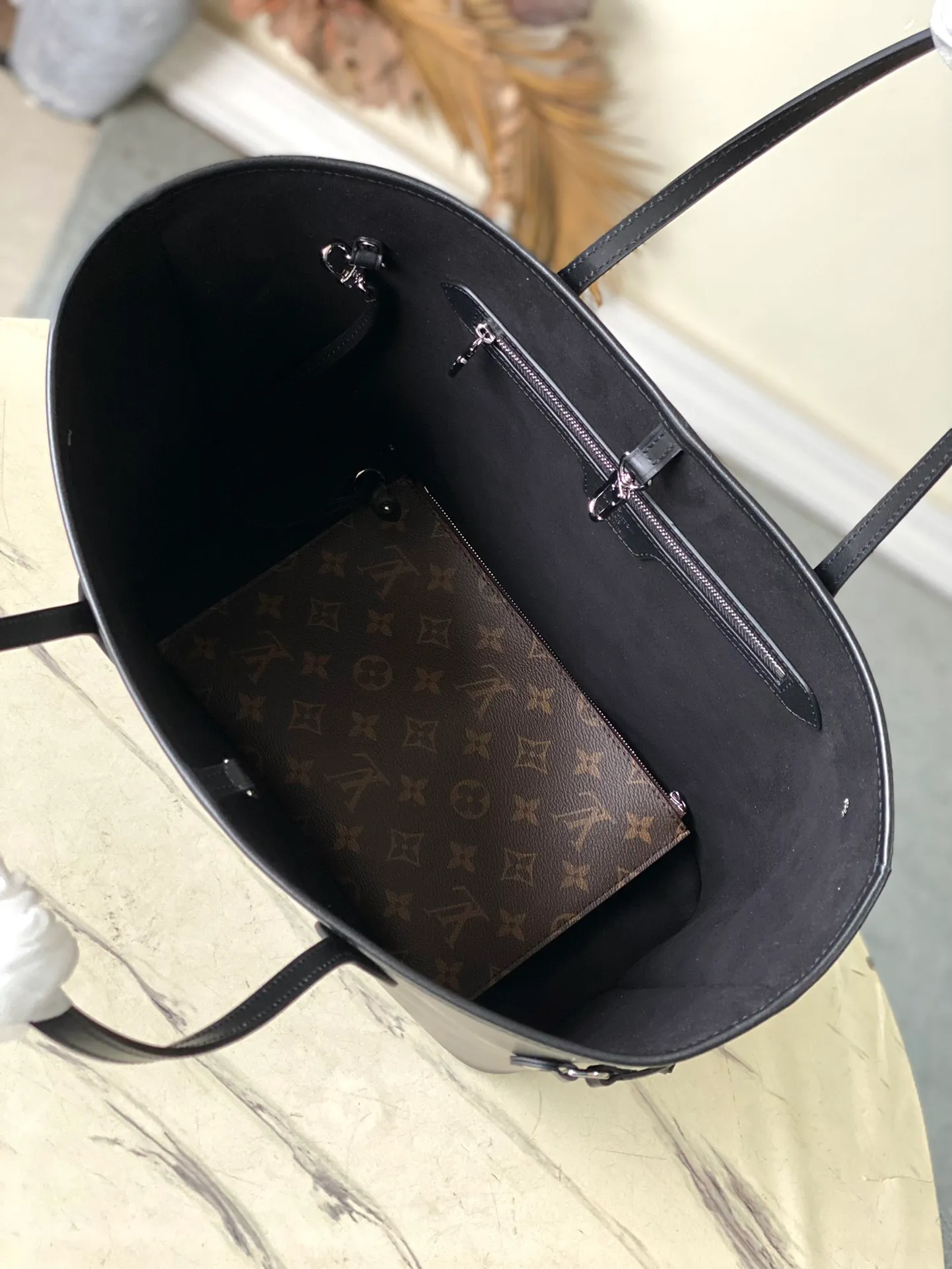 💰1320 (first-grain leather) top quality original M11930 black. This classic Neverfull MM handbag combines timeless design and traditional details, making it ideal for carrying to work and other occasions. The new version is made from signature Epi leather and has adjustable elastic straps on both sides to create a tight silhouette. The interior of the bag is spacious enough to store a 13-inch laptop, and the detachable zippered storage bag can be used as a clutch or as an extra pocket to store valuables. Dimensions: 31 x 28 x 14 cm (length x height x width)