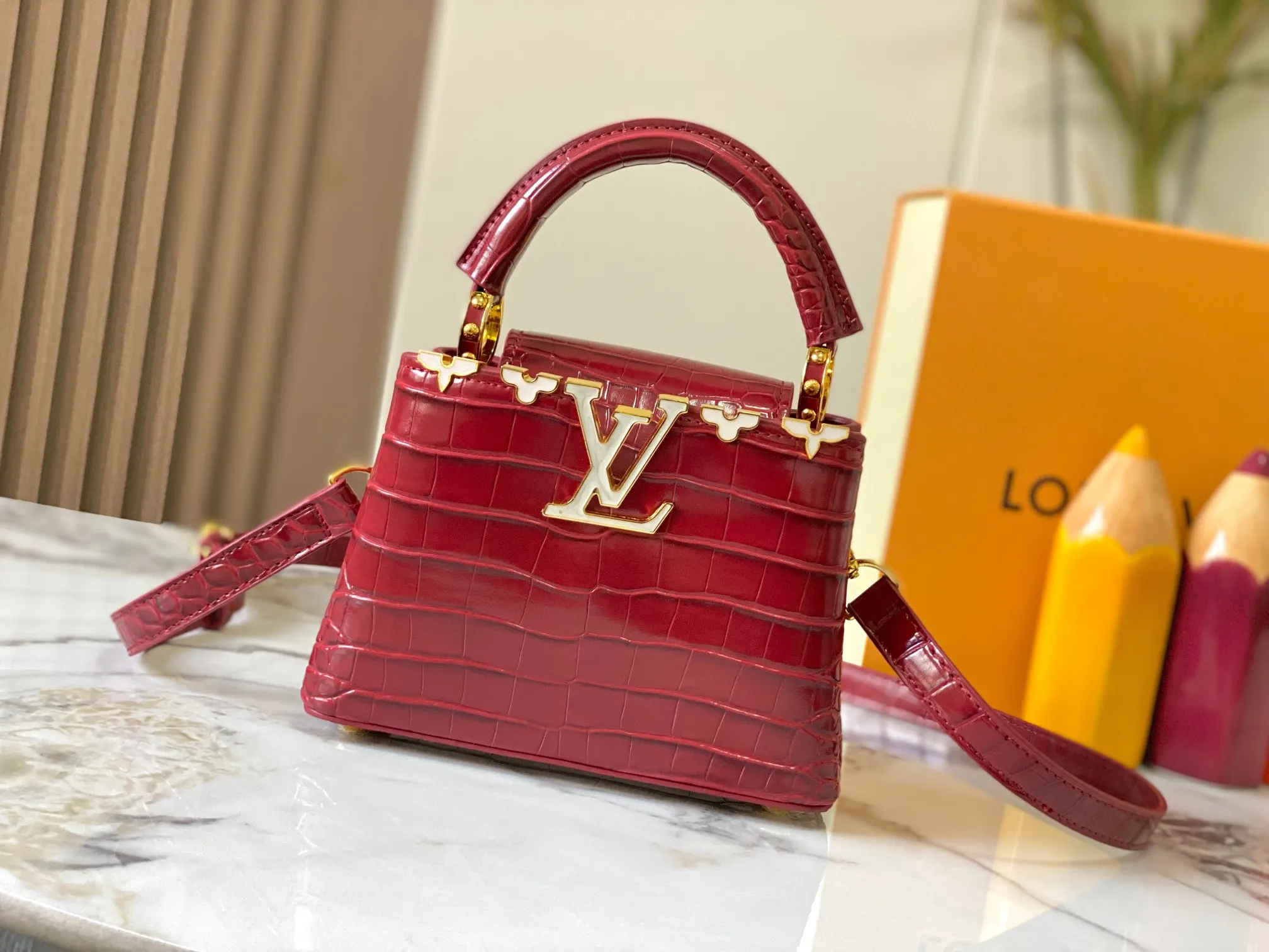 p440 [Guangzhou top quality original] M86153 This Capucines mini handbag is made of Monogram crocodile pattern with pointed flowers and decorative lines, with LV letters and woven chains infused with metallic edges, and with contrasting leather trim. The flip cover can be placed externally or internally, and the neat inner layer and multiple carrying methods complete the functional details.  21x 14 x 8.0 cm (length x height x width)