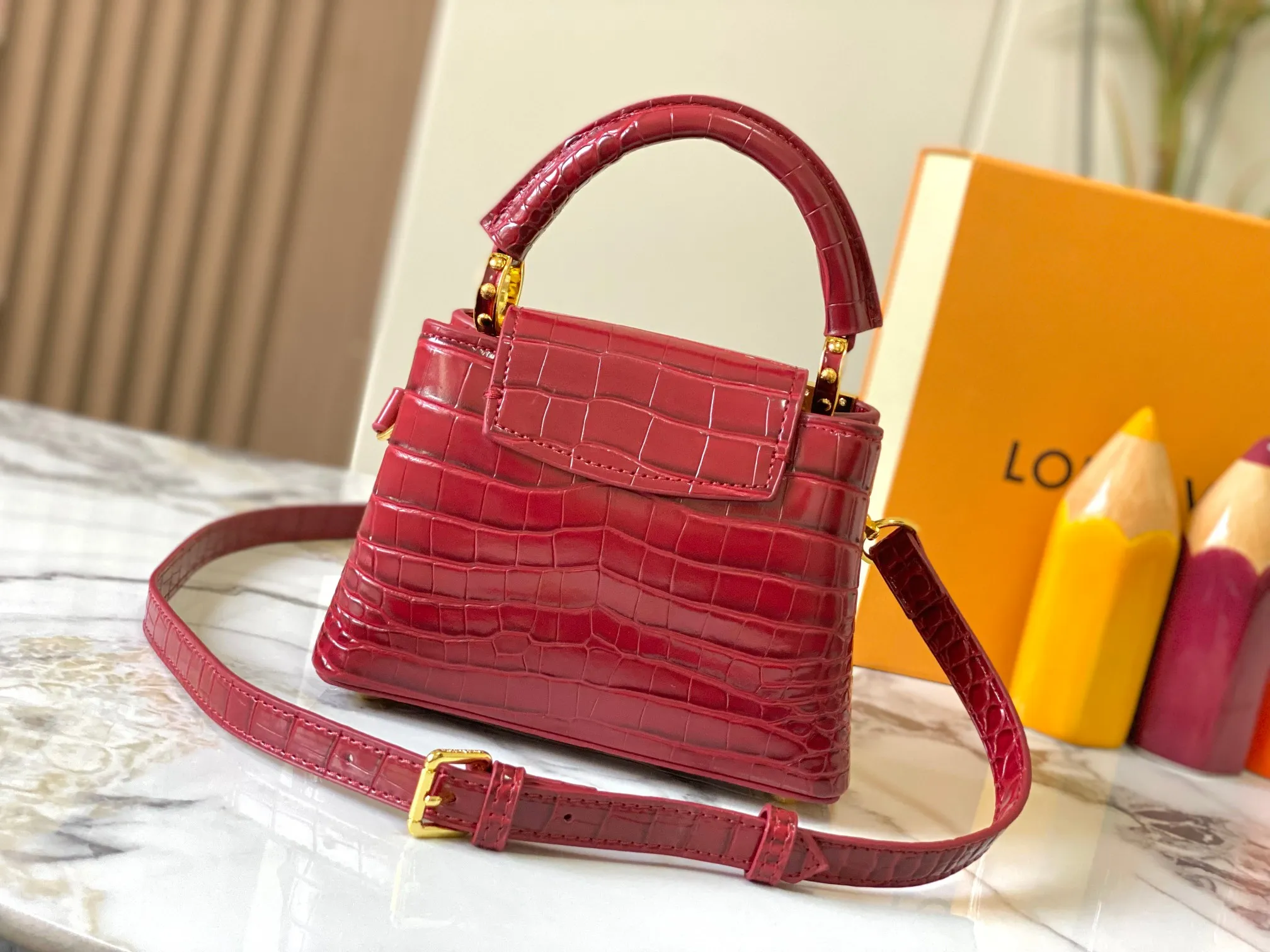 p440 [Guangzhou top quality original] M86153 This Capucines mini handbag is made of Monogram crocodile pattern with pointed flowers and decorative lines, with LV letters and woven chains infused with metallic edges, and with contrasting leather trim. The flip cover can be placed externally or internally, and the neat inner layer and multiple carrying methods complete the functional details.  21x 14 x 8.0 cm (length x height x width)