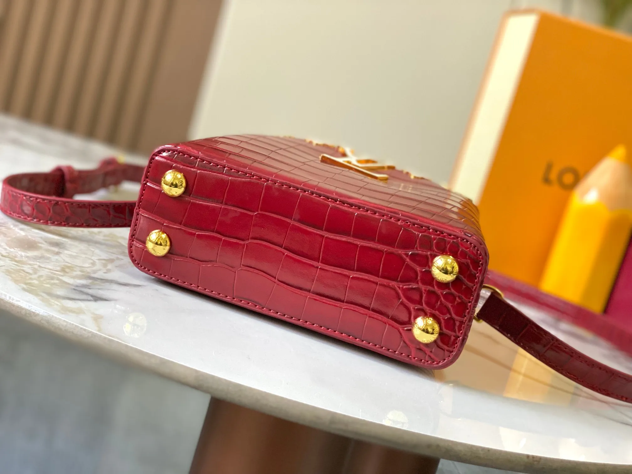 p440 [Guangzhou top quality original] M86153 This Capucines mini handbag is made of Monogram crocodile pattern with pointed flowers and decorative lines, with LV letters and woven chains infused with metallic edges, and with contrasting leather trim. The flip cover can be placed externally or internally, and the neat inner layer and multiple carrying methods complete the functional details.  21x 14 x 8.0 cm (length x height x width)