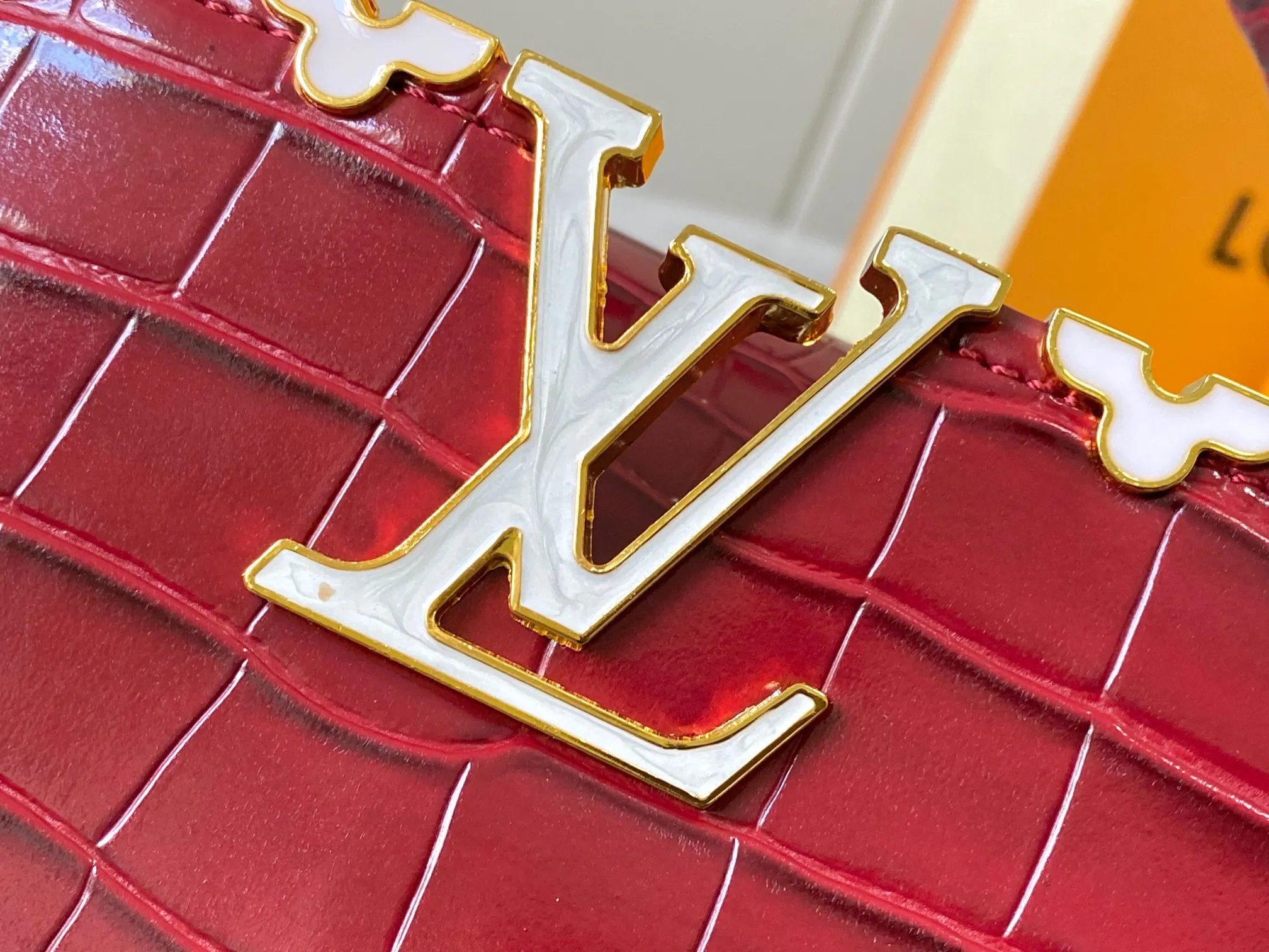 p440 [Guangzhou top quality original] M86153 This Capucines mini handbag is made of Monogram crocodile pattern with pointed flowers and decorative lines, with LV letters and woven chains infused with metallic edges, and with contrasting leather trim. The flip cover can be placed externally or internally, and the neat inner layer and multiple carrying methods complete the functional details.  21x 14 x 8.0 cm (length x height x width)