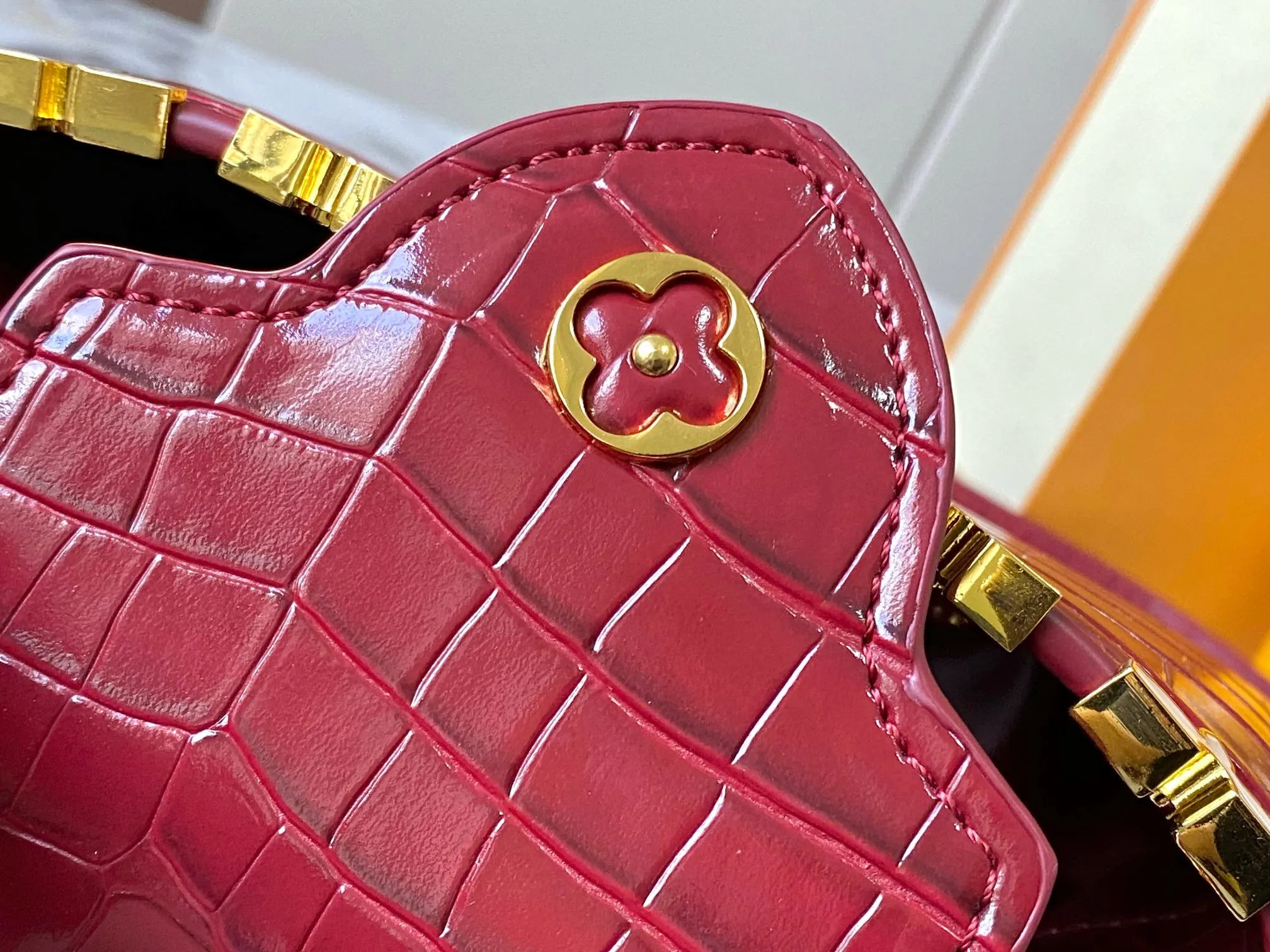 p440 [Guangzhou top quality original] M86153 This Capucines mini handbag is made of Monogram crocodile pattern with pointed flowers and decorative lines, with LV letters and woven chains infused with metallic edges, and with contrasting leather trim. The flip cover can be placed externally or internally, and the neat inner layer and multiple carrying methods complete the functional details.  21x 14 x 8.0 cm (length x height x width)
