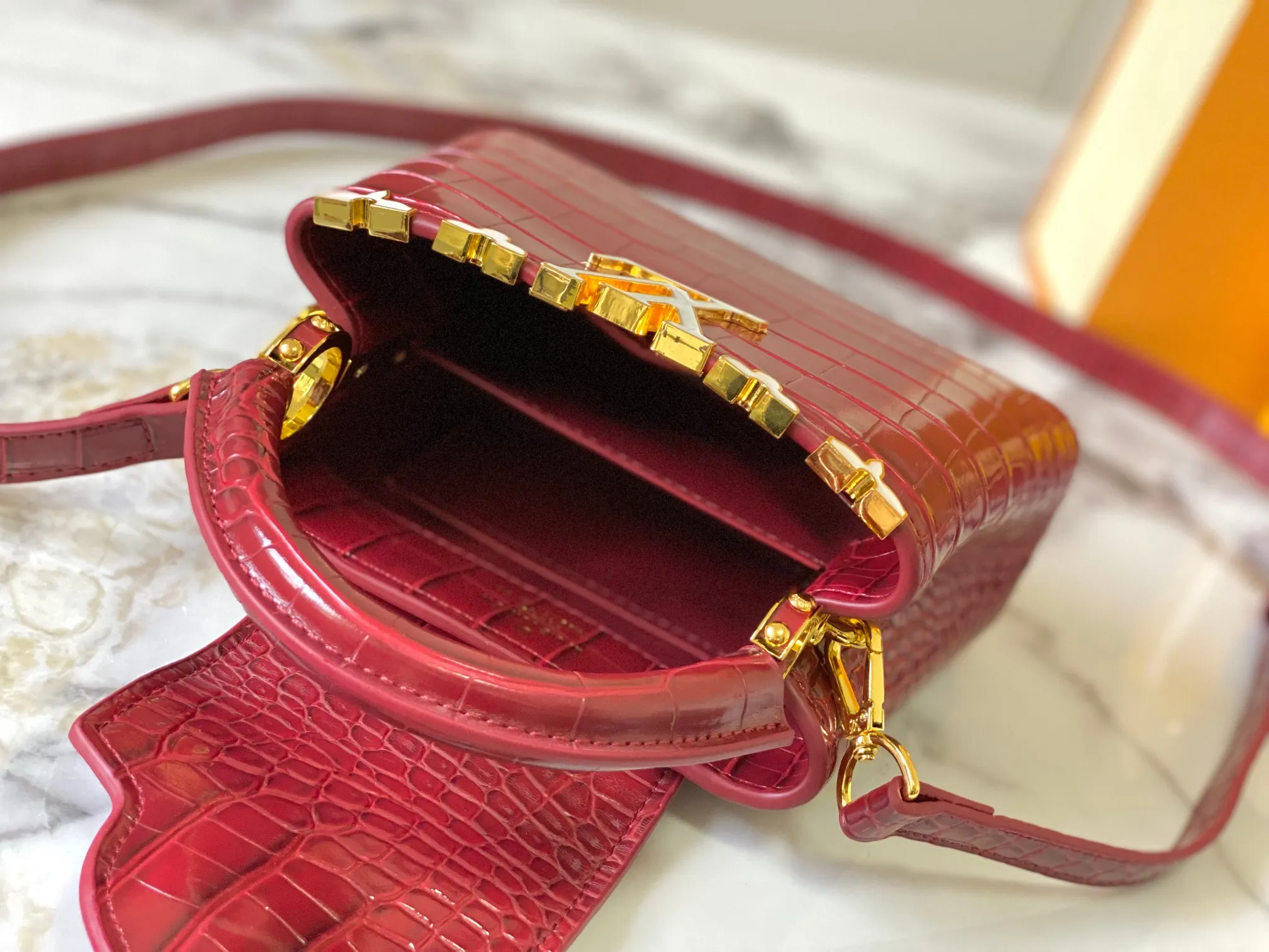 p440 [Guangzhou top quality original] M86153 This Capucines mini handbag is made of Monogram crocodile pattern with pointed flowers and decorative lines, with LV letters and woven chains infused with metallic edges, and with contrasting leather trim. The flip cover can be placed externally or internally, and the neat inner layer and multiple carrying methods complete the functional details.  21x 14 x 8.0 cm (length x height x width)