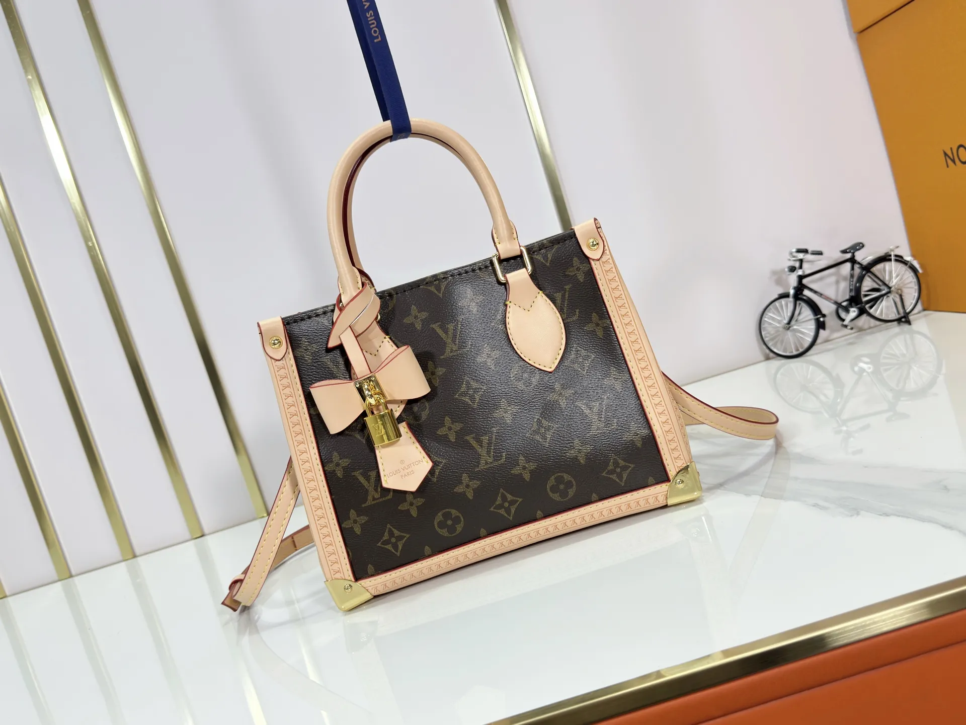 P300 upgraded original M13079 M45495 M45659 M44571 The Louis Vuitton x Murakami reissue series interprets the OnTheGo small handbag in a smart way. The colorful Monogram canvas body, cowhide leather trim and LV x TM key bag highlight the sophisticated style. The shiny corners recall the design of traditional Louis Vuitton luggage, and the shoulder strap and top handle allow for multiple carrying methods. Dimensions: 25.0 x 19.0 x 11.5 cm (length x height x width)